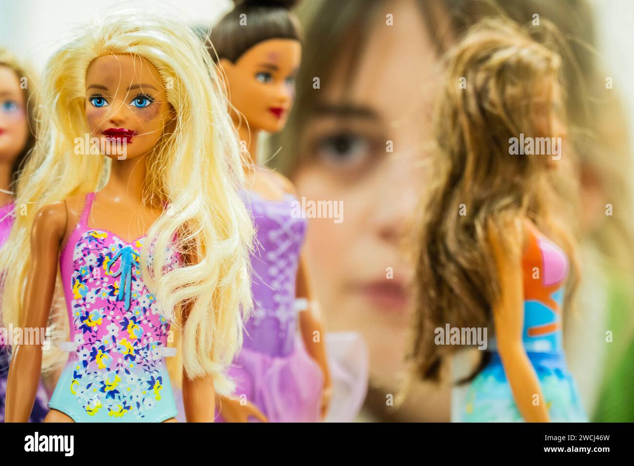 London, Großbritannien. Januar 2024. Dez Amores, 2023, von Juliana Sicoli - verschiedene adaptierte Barbie-Puppen, viele mit schwarzen Augen - die London Art Fair kehrt ins Business Design Centre in Islington zurück. Mit über 120 Galerien aus Großbritannien und der ganzen Welt, die moderne und zeitgenössische Kunst verkaufen. Guy Bell/Alamy Live News Stockfoto