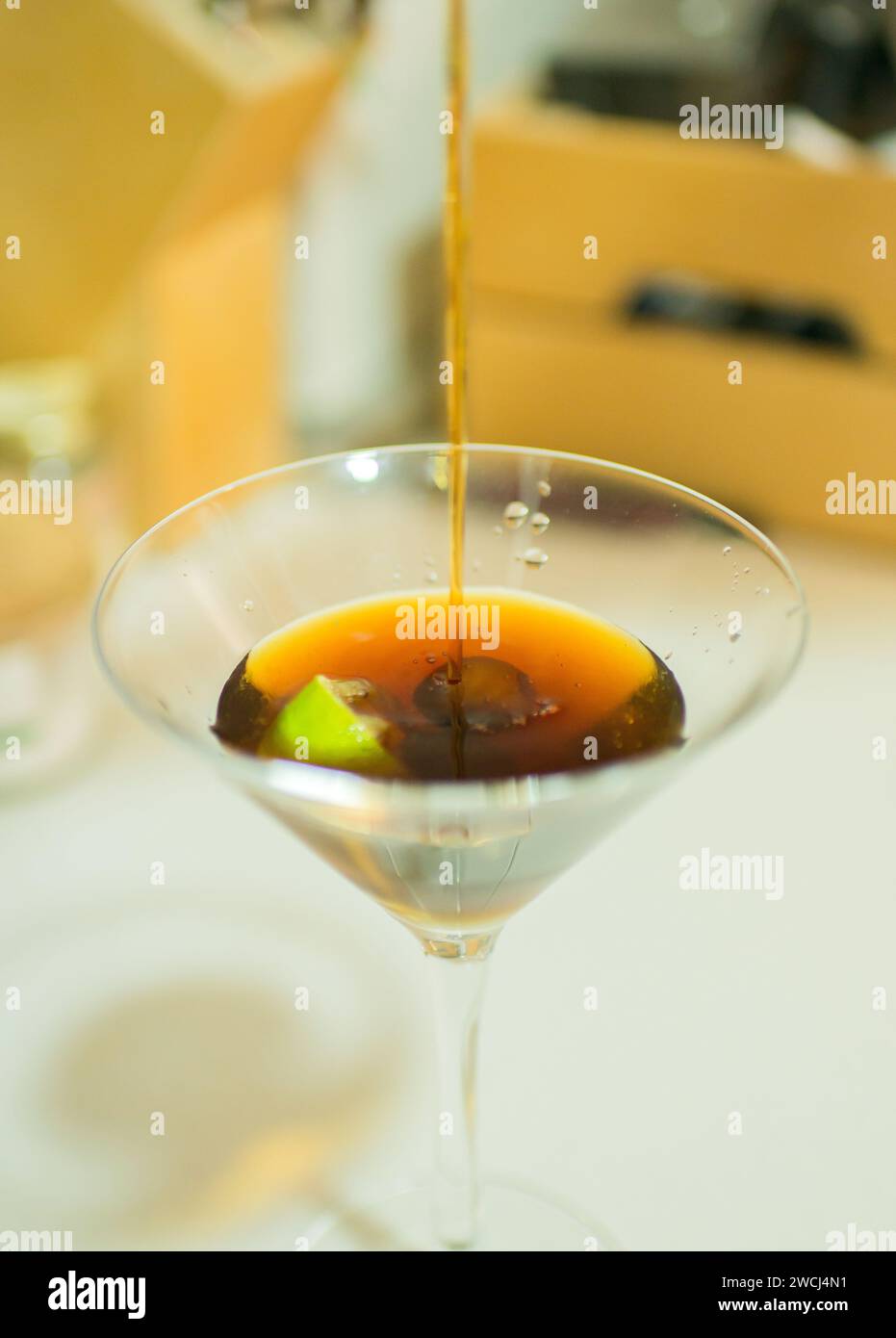 Martini-Glas in einer Küche. Halbes Vollglas Stockfoto