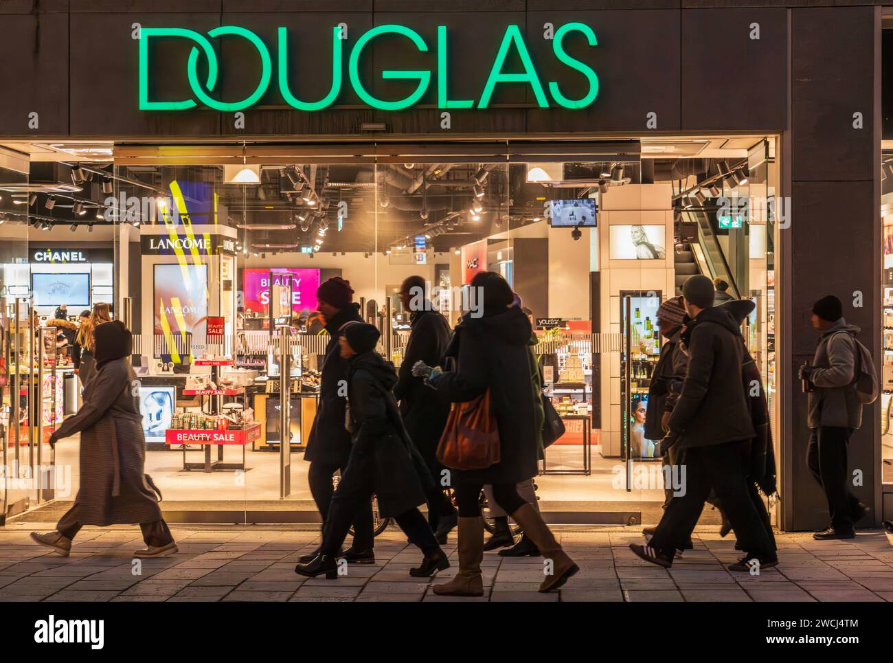 Douglas Filiale, Münchner beim Shopping in der Kaufingerstraße, München, Januar 2024 Deutschland, München, Januar 2024, Douglas Filiale in der Kaufingerstraße, Einkaufsstraße, Passanten, Fußgängerzone, Münchner beim Shopping, eigene Bezeichnung: Douglas München Innovation Flagship Store, Winter, Bayern *** Douglas Store, Münchner Einkaufen in der Kaufingerstraße, München, Januar 2024 Deutschland, München, Januar 2024, Douglas-Geschäft in der Kaufingerstraße, Einkaufsstraße, Passanten, Fußgängerzone, Münchner Einkaufen, Eigenmarke Douglas Munich Innovation Flagship Store, Winter, Bayern Stockfoto