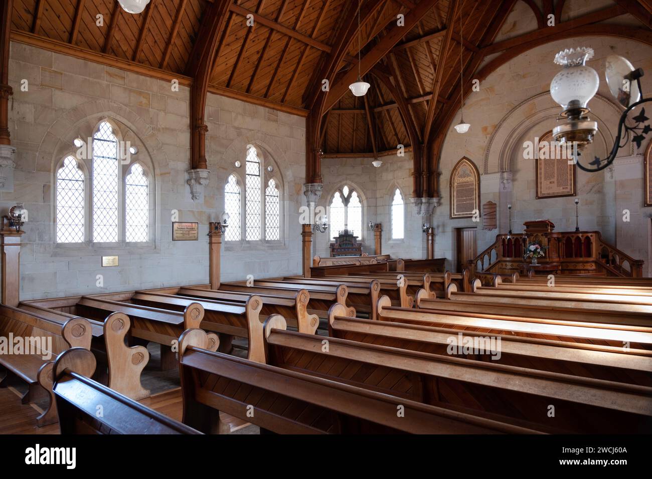 Innenraum mit Bänken der gotischen Steinvereinungskirche (Methodist Church) in Ross, Australien Stockfoto