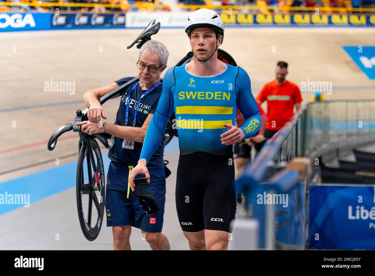 Apeldoorn, Niederlande. Januar 2024. APELDOORN, NIEDERLANDE - 14. JANUAR: Christoffer Eriksson aus Schweden, nachdem er am 5. Tag der UEC Track Elite Europameisterschaft 2024 in Omnisport am 14. Januar 2024 in Apeldoorn, Niederlande, im Keirin der Herren teilgenommen hatte. (Foto: Joris Verwijst/BSR Agency) Credit: BSR Agency/Alamy Live News Stockfoto