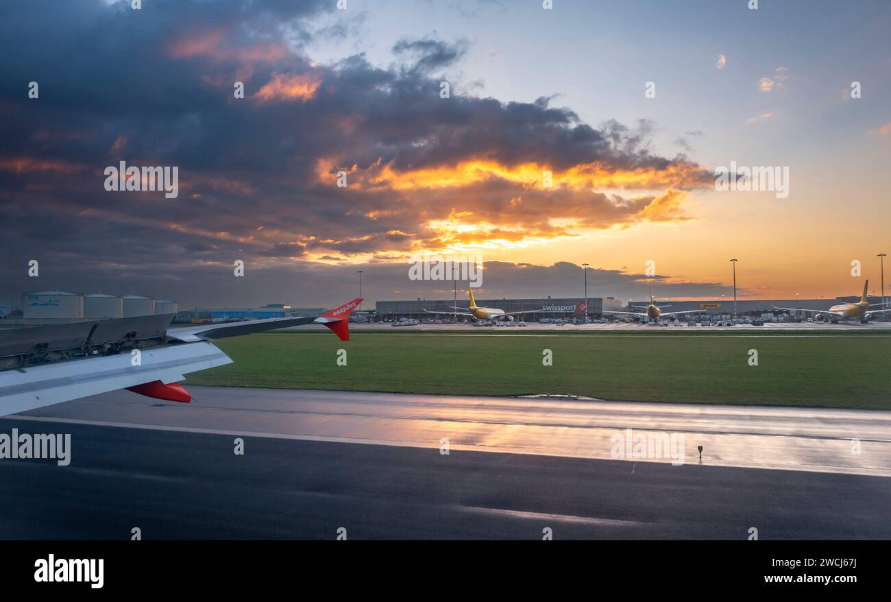 Ein easyJet-Flug landet am Flughafen Schiphol Stockfoto