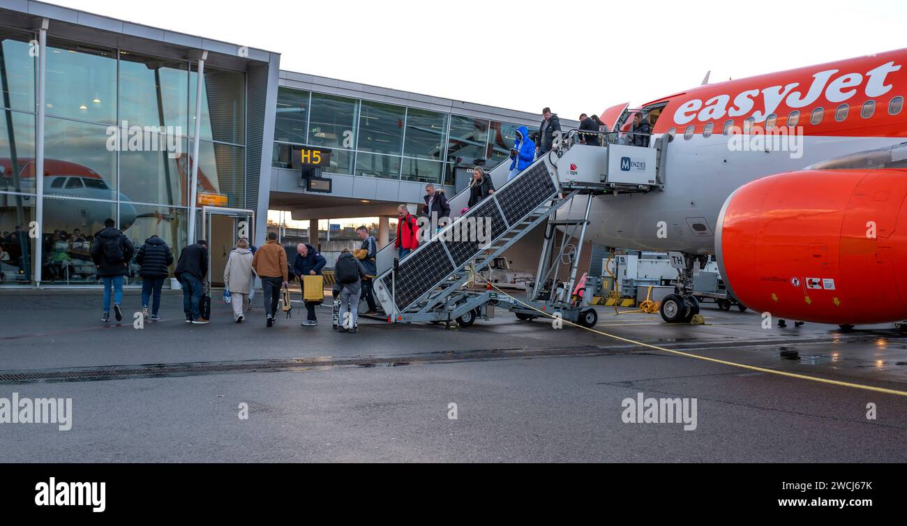 Passagiere verlassen einen easyJet-Flug am Flughafen Schiphol Stockfoto