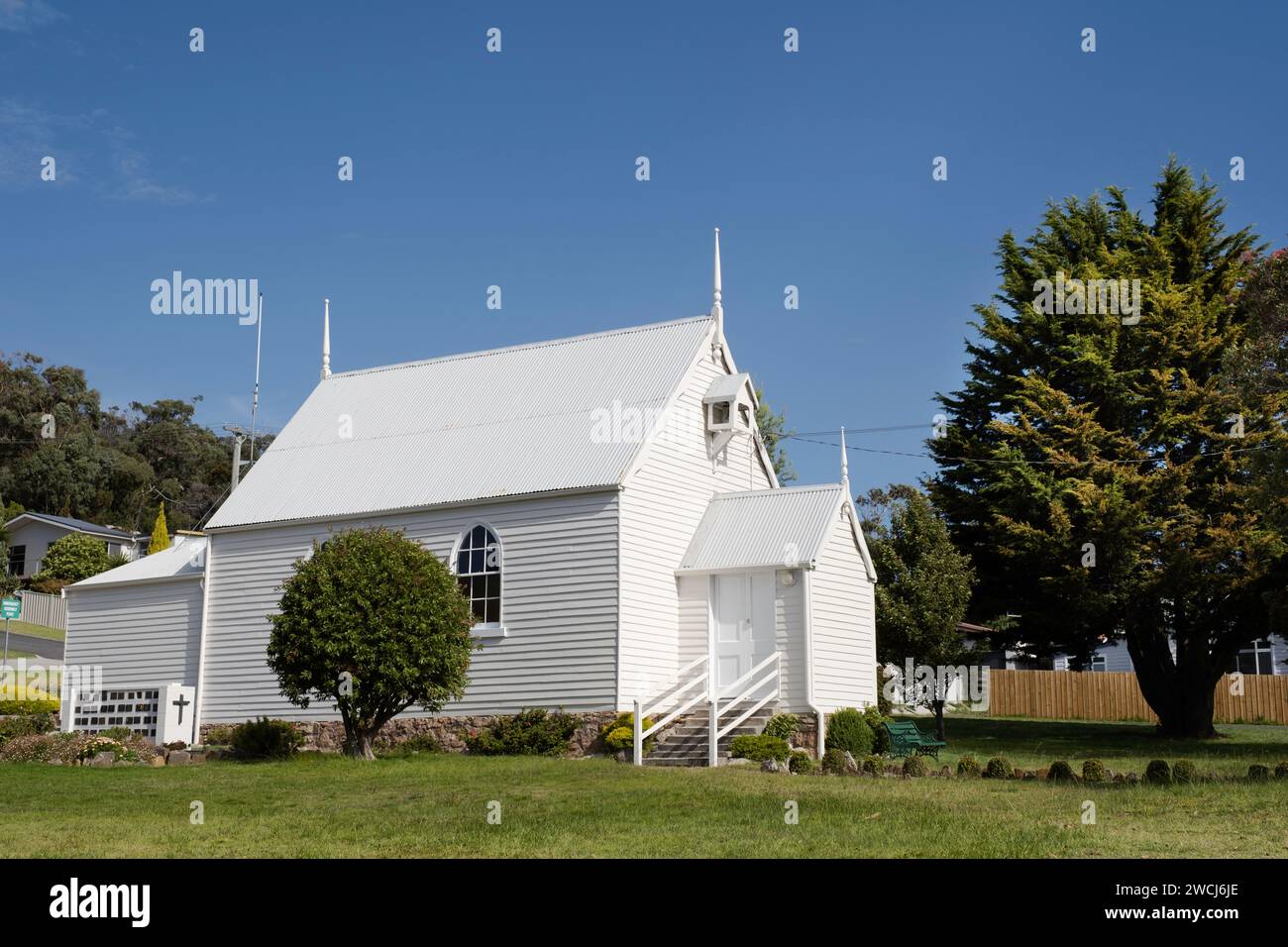Kleine weiße Holzgemeinde und East Coast Anglican Church in Bicheno, Ost-Tasmanien Stockfoto