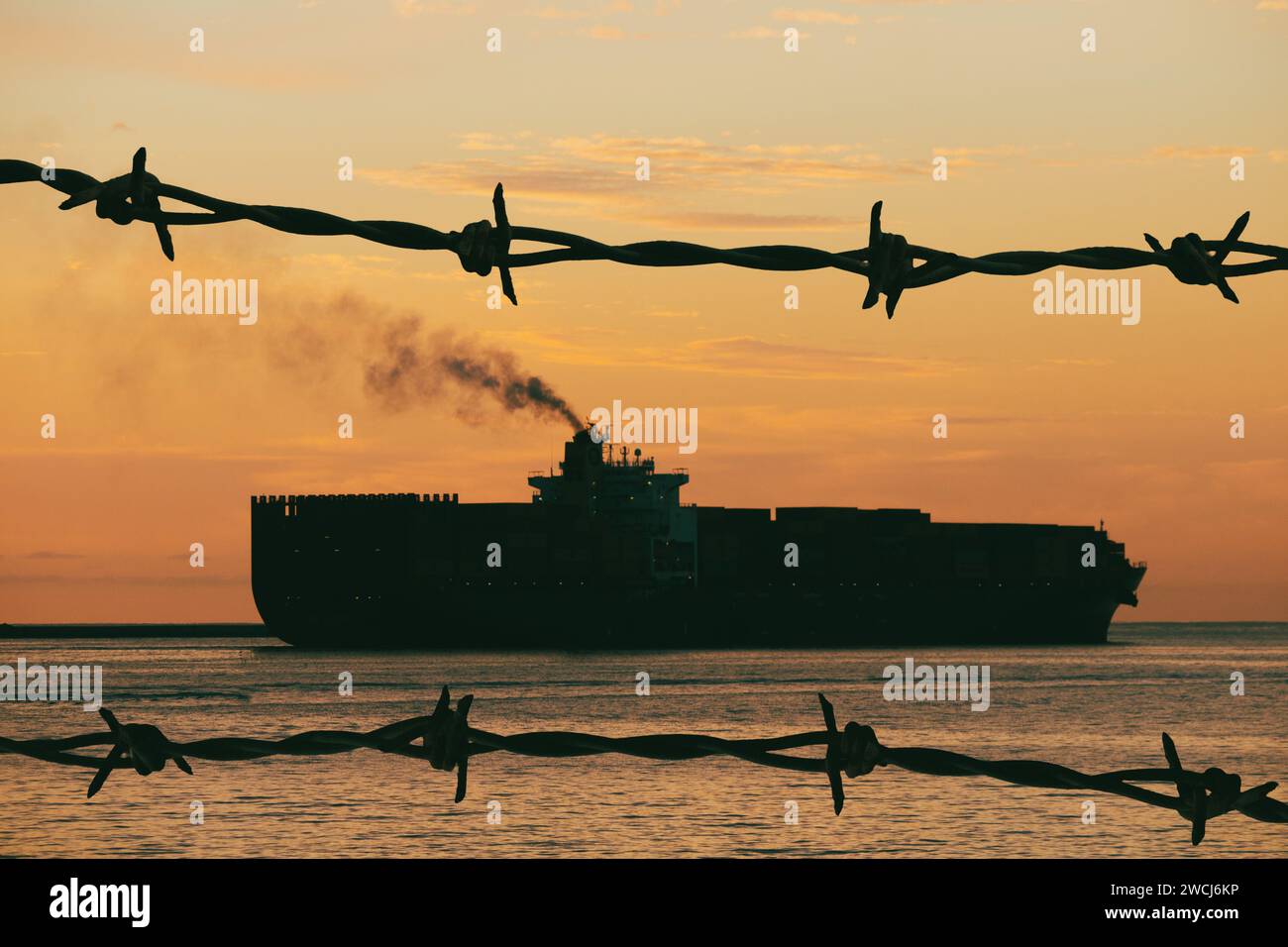 Containerschiff bei Sonnenaufgang. Rotes Meer, Naher Osten, die Huthi-Angriffe... Welthandel, Konflikt, Jemen, Iran... Konzept Stockfoto