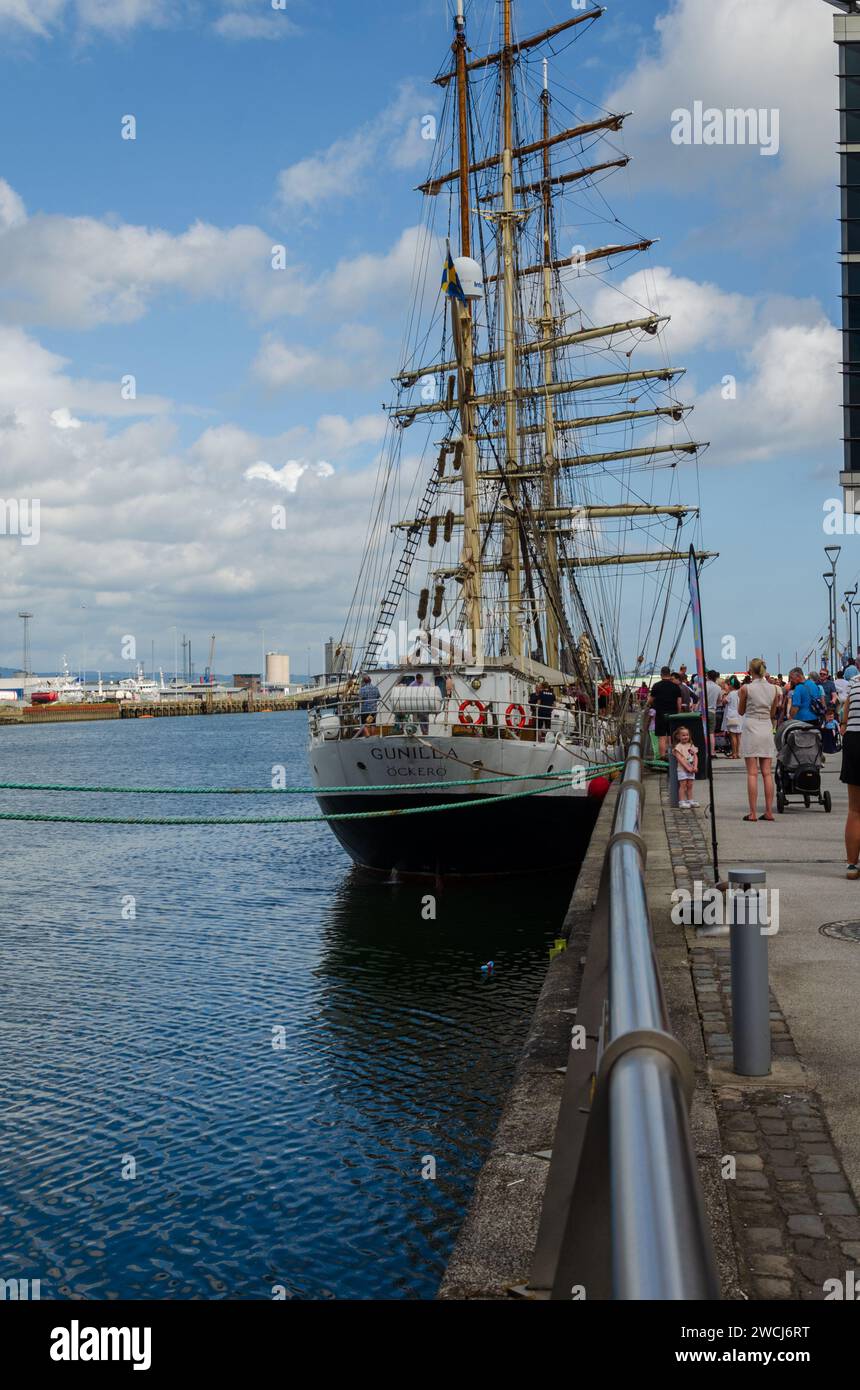 Belfast, County Antrim NI, 09. September 2023 - großes Schiff im Belfast Dock mit Besuchern und Besatzung an Bord Stockfoto