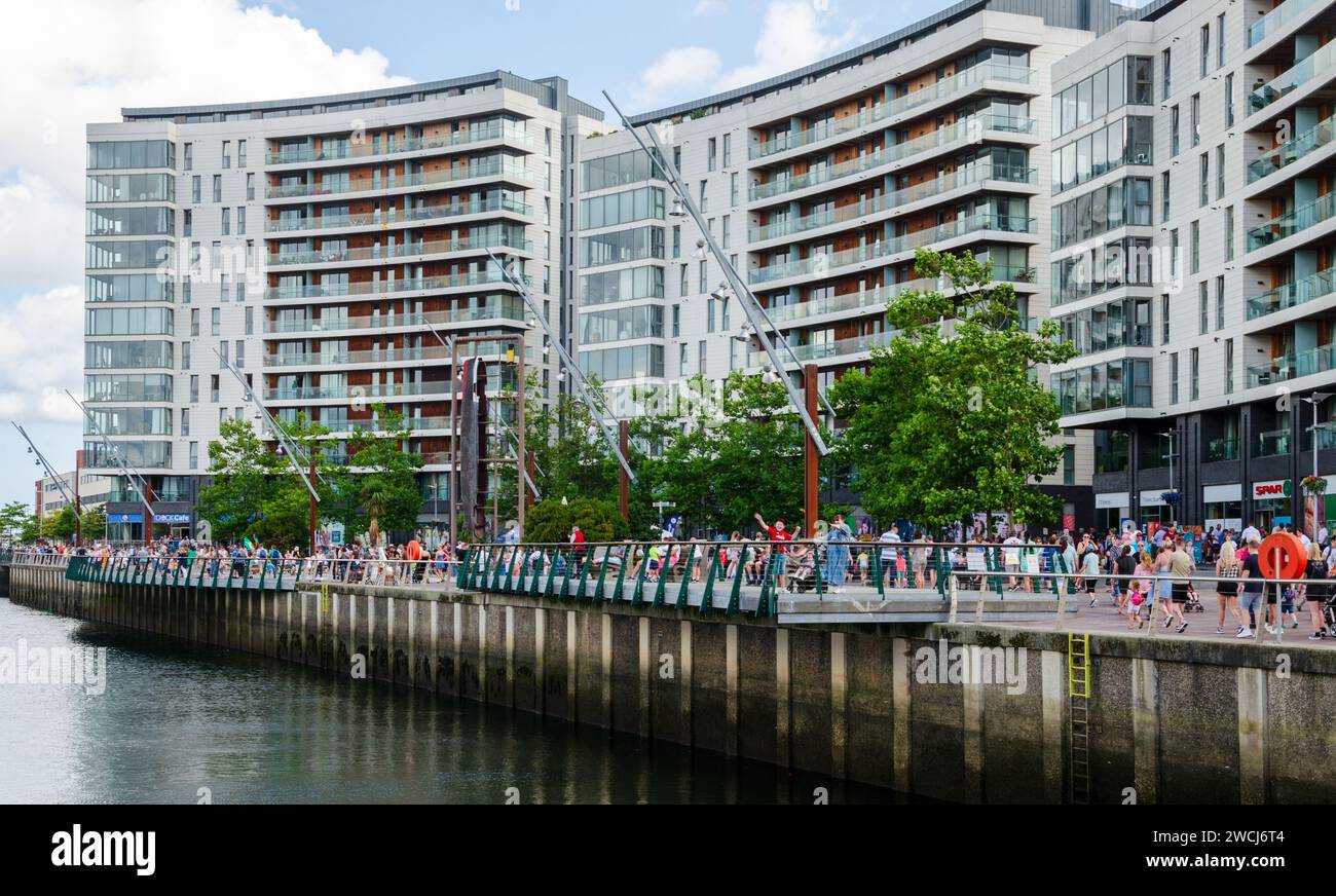 Belfast, County Antrim NI, 09. September 2023 - Wohnungen auf der Titanic Mile mit Touristen auf der Promenade, die zum Titanic Festival gehen Stockfoto
