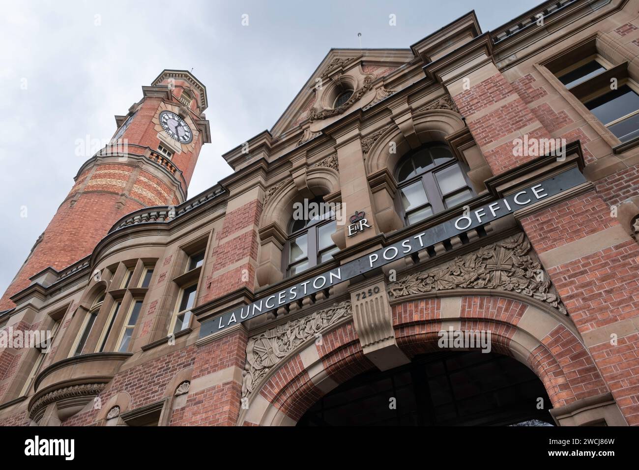 Fassade des Postgebäudes von Launceston mit einem zylindrischen Turm, gekrönt von einem achteckigen, spitzen Dach in Tasmanien, Australien Stockfoto