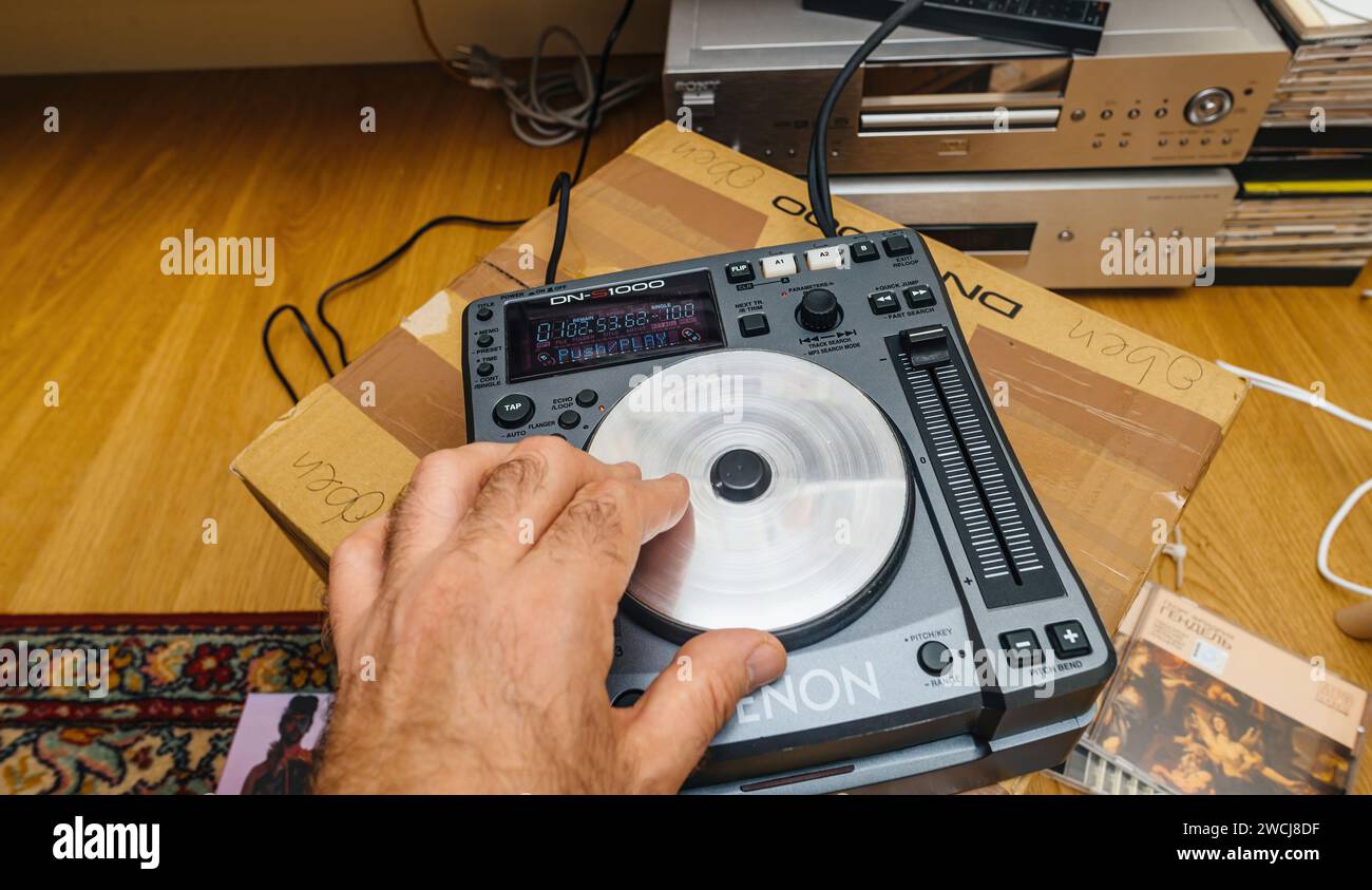 Paris, Frankreich - 24. Oktober 2023: Sehen Sie, wie ein erfahrener DJ den Denon DN-S100 Mixer fachmännisch bedient und echte CD-Disks mühelos in einer faszinierenden Darstellung der Kunstfertigkeit des DJings in Aktion mischt Stockfoto