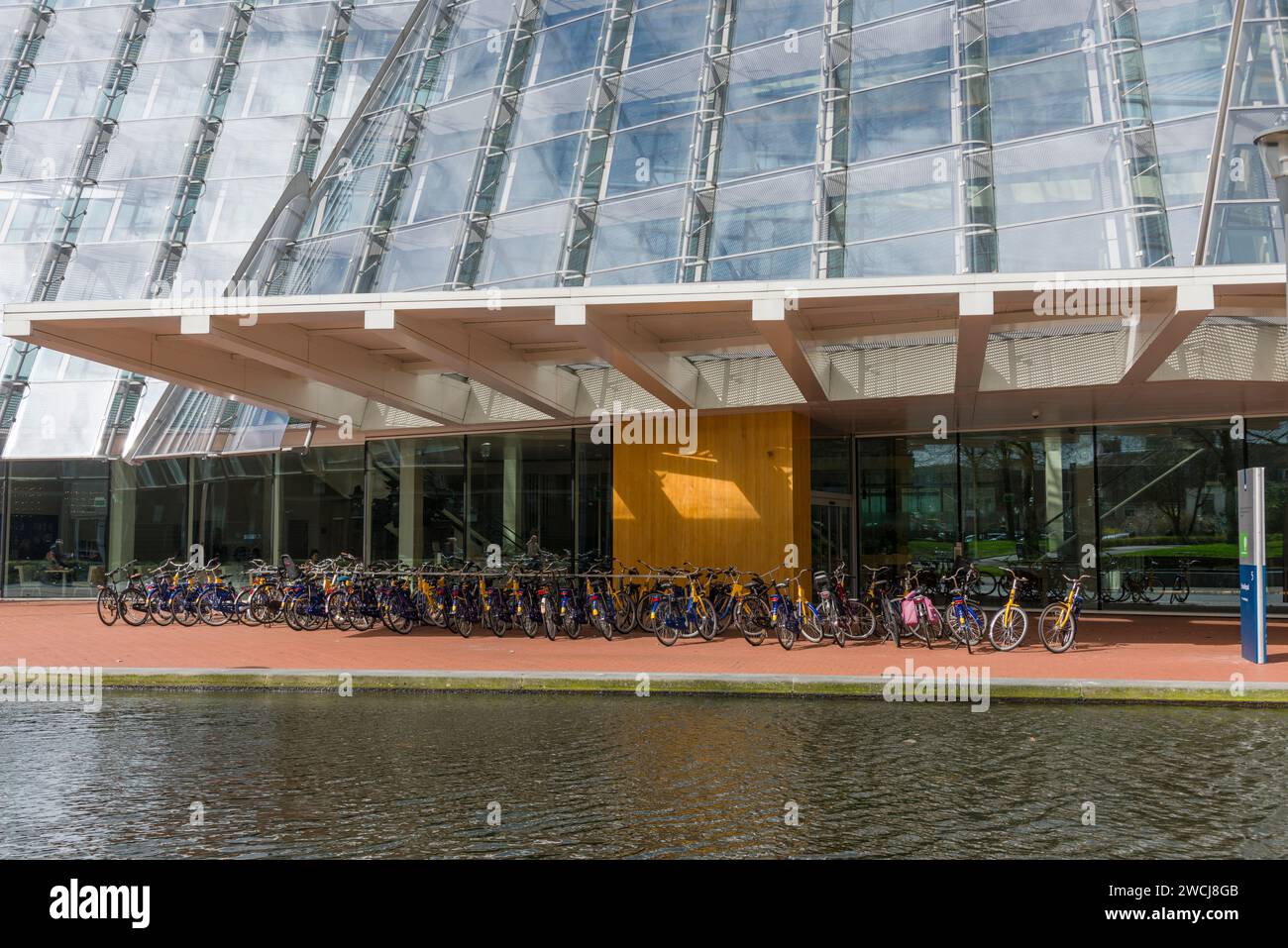 Zeitgenössische Architektur des Gebäudes der Agentur für Kulturerbe mit Glasfassade der Niederlande in Amersfoort, Europa. Stockfoto