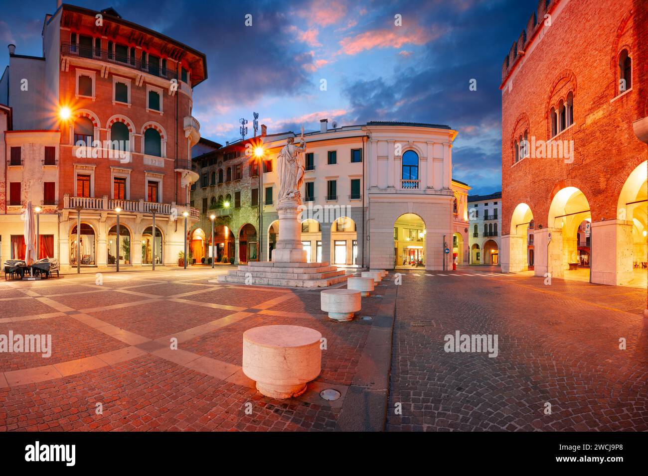Treviso, Italien. Stadtbild des historischen Zentrums von Treviso, Italien mit dem alten Platz bei Sonnenaufgang. Stockfoto