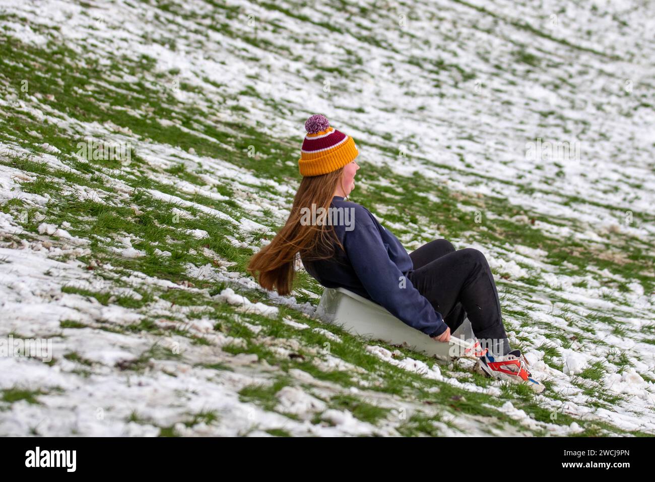 Rutschige Bedingungen in Preston, Lancashire. Wetter In Großbritannien 16. Januar 2024. Über Nacht Schnee im Stadtzentrum und in öffentlichen Parks. Die Einheimischen haben saisonalen Spaß mit dem kalten Januarwetter. Credit; MediaWorldImages/AlamyLiveNews Stockfoto