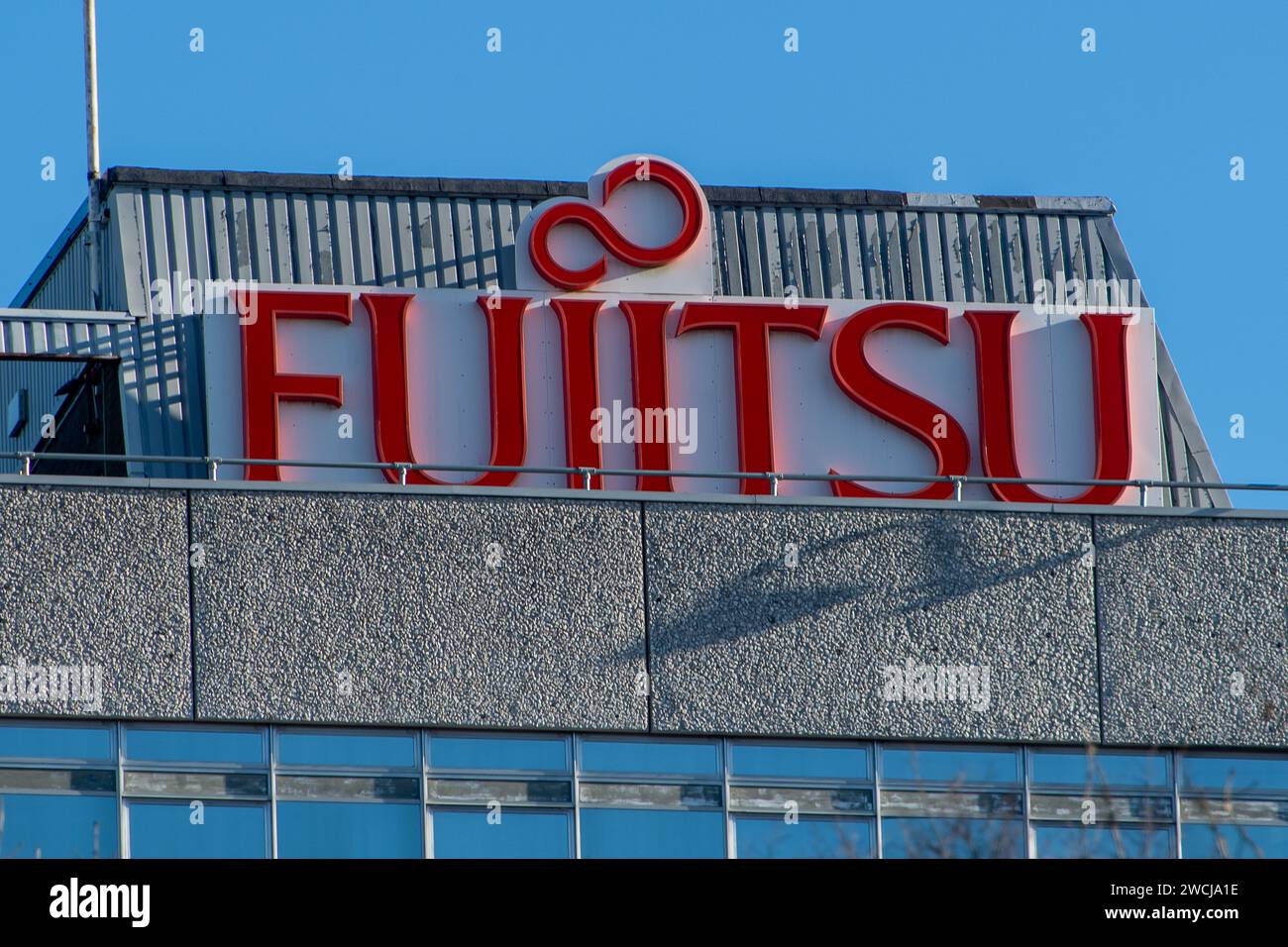 Bracknell, Großbritannien. Januar 2024. Die Zentrale von Fujitsu in Bracknell, Berkshire. Zwischen 1999 und 2015 verfolgte das Postamt Hunderte von Postmastern und Postherrinnen, die auf dem fehlerhaften Horizon-IT-System von Fujitsu basierten. Einige von ihnen verbrachten zu Unrecht Zeit im Gefängnis, weil sie Betrug begangen hatten. Der europäische CEO von Fujitsu in Europa, Paul Patterson, hat erklärt, dass die Firma eine „moralische Verpflichtung“ habe, zu einem Entschädigungssystem für Opfer der Post beizutragen, und heute entschuldigt er sich für die Rolle des Unternehmens bei „diesem schrecklichen Rechtsfehler“ während eines Auswahlkomitees der Commons Business SELECT Stockfoto