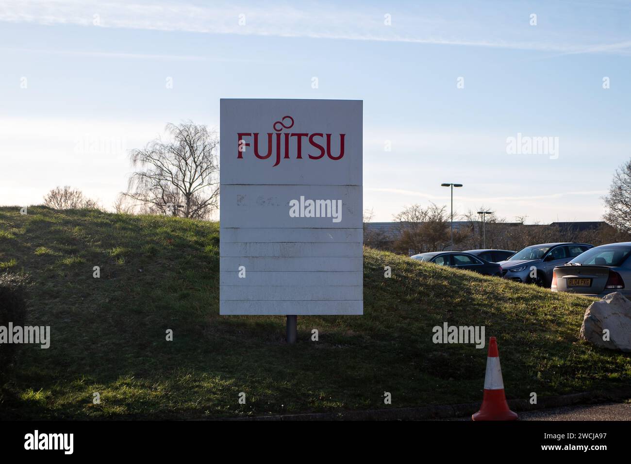 Bracknell, Großbritannien. Januar 2024. Die Zentrale von Fujitsu in Bracknell, Berkshire. Zwischen 1999 und 2015 verfolgte das Postamt Hunderte von Postmastern und Postherrinnen, die auf dem fehlerhaften Horizon-IT-System von Fujitsu basierten. Einige von ihnen verbrachten zu Unrecht Zeit im Gefängnis, weil sie Betrug begangen hatten. Der europäische CEO von Fujitsu in Europa, Paul Patterson, hat erklärt, dass die Firma eine „moralische Verpflichtung“ habe, zu einem Entschädigungssystem für Opfer der Post beizutragen, und heute entschuldigt er sich für die Rolle des Unternehmens bei „diesem schrecklichen Rechtsfehler“ während eines Auswahlkomitees der Commons Business SELECT Stockfoto