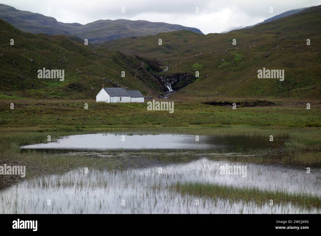 "Lochan an asgair" und die Ling Hut des Scottish Mountaineering Clubs in Glen Torridon, Scottish Highlands, Schottland, Großbritannien. Stockfoto