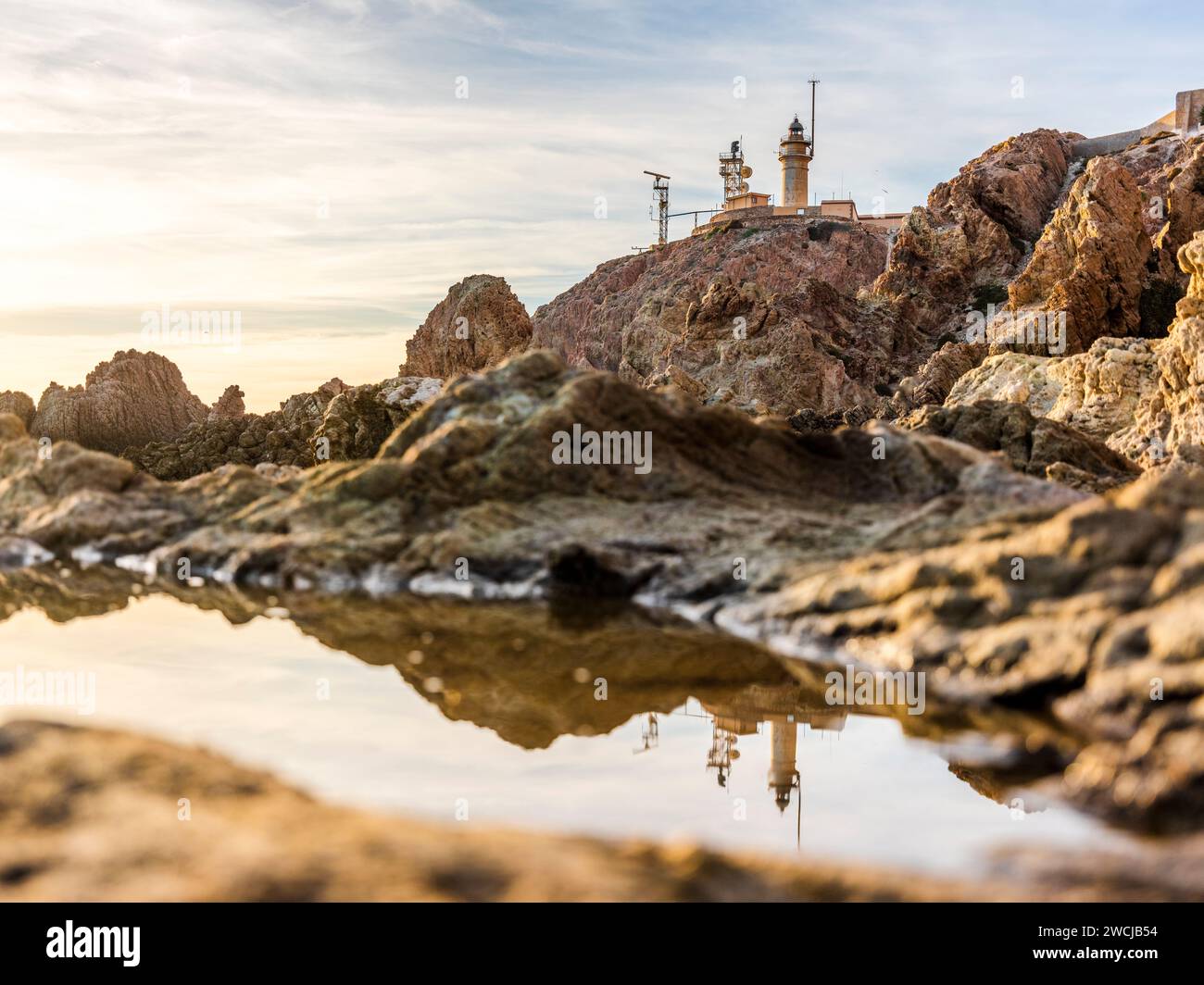 Wunderschöne Landschaft des Gata Kap mit Felsformationen im Wasser bei Sonnenuntergang, Almeria, Andalusien, Spanien Stockfoto