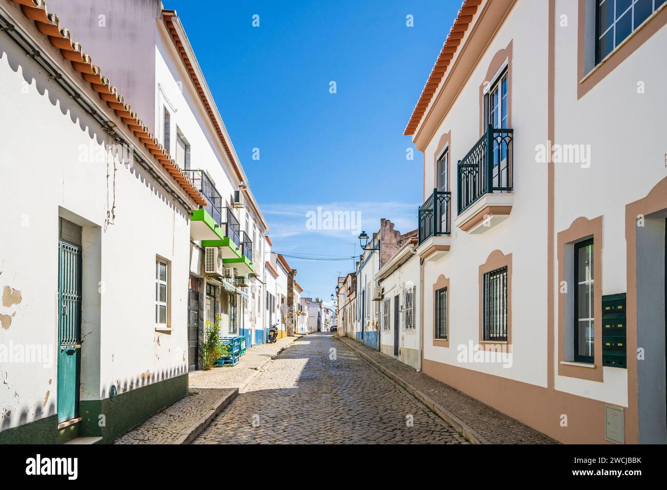Niedliche Straße in Almodovar, traditionelle Alentejo Region, Portugal Stockfoto