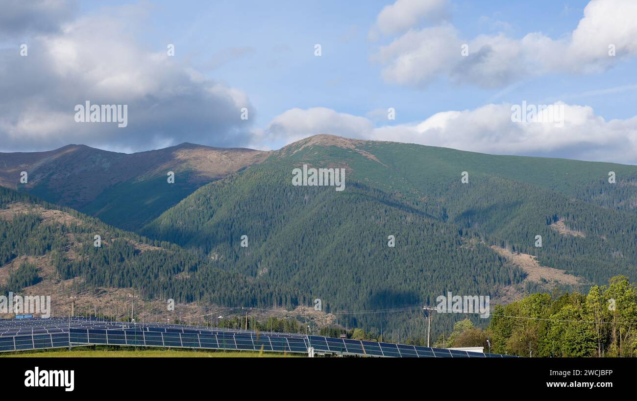 Blick auf den Solarpark mit dem Hintergrund der slowakischen Hügel (Baranec-Krivan). Stockfoto