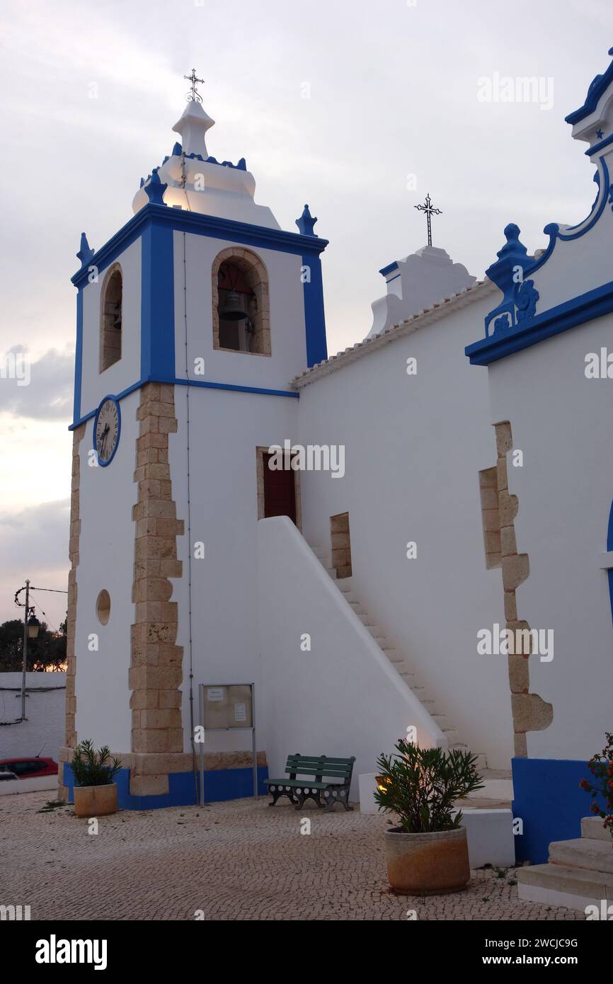 Die weiß getünchte katholische Pfarrkirche Igreja do Divino Salvador, Matriz de Alvor (Kirche des Göttlichen Erlösers) im Dorf Alvor, Portugal, EU Stockfoto