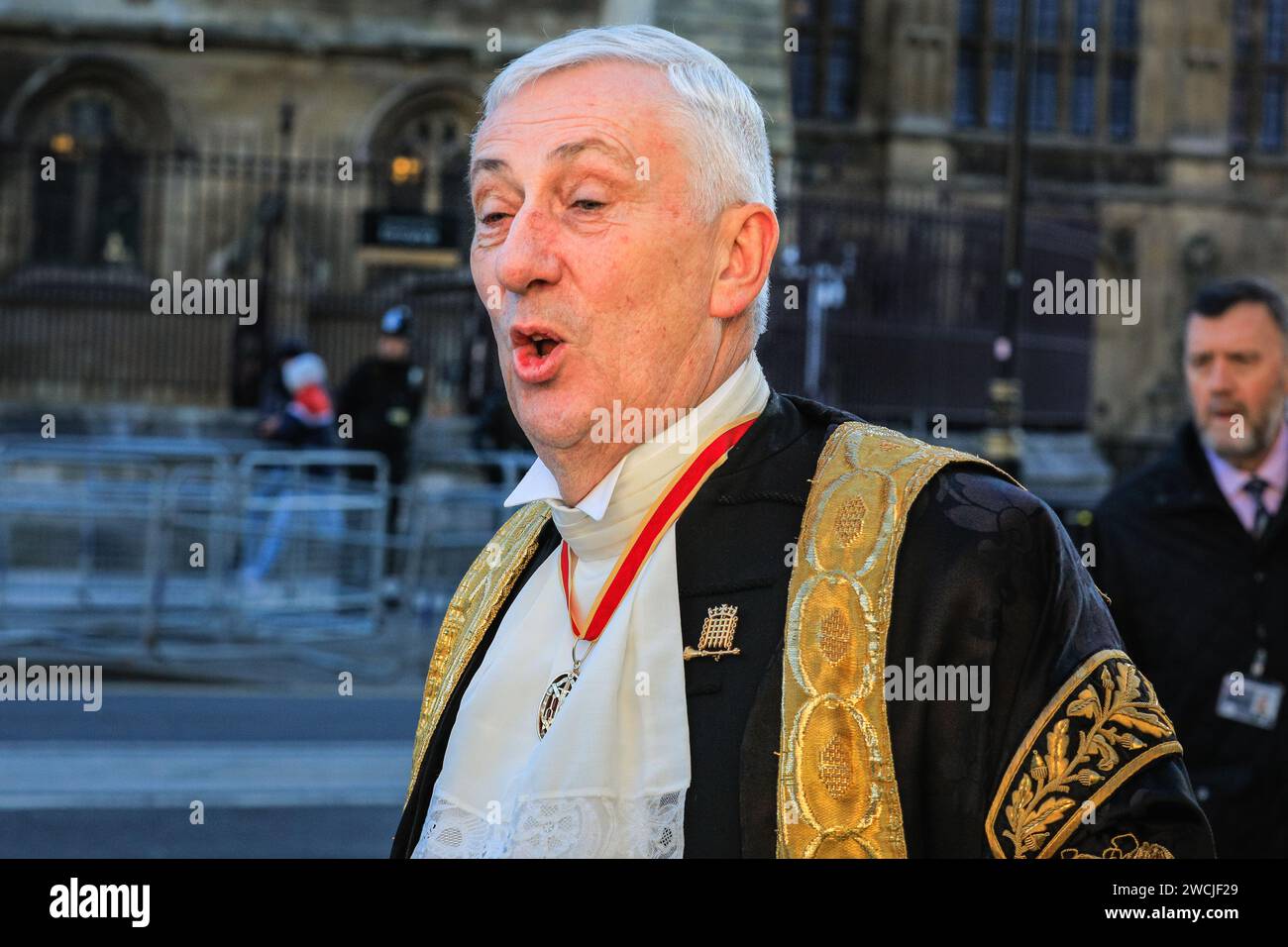 London, Großbritannien. Januar 2024. Sir Lindsay Hoyle, der gegenwärtige Sprecher des Unterhauses, und sein Stab begeben sich zum und vom Thanksgiving Service für den ehemaligen Sprecher des Unterhauses, Betty Boothroyd, der letztes Jahr starb. Der Gottesdienst fand in der St. Margaret’s Church in Westminster statt. Quelle: Imageplotter/Alamy Live News Stockfoto