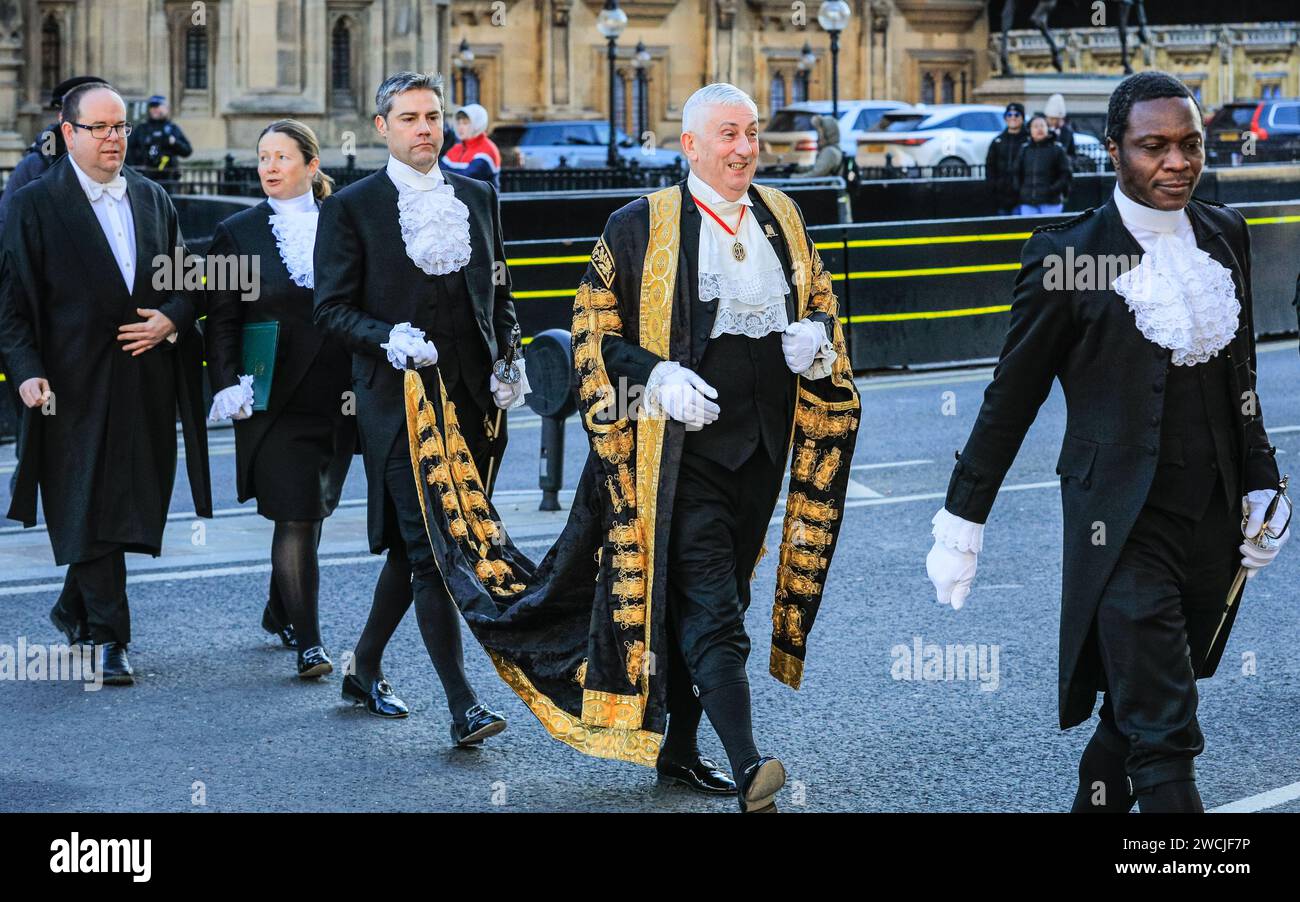 London, Großbritannien. Januar 2024. Sir Lindsay Hoyle, der gegenwärtige Sprecher des Unterhauses, und sein Stab begeben sich zum und vom Thanksgiving Service für den ehemaligen Sprecher des Unterhauses, Betty Boothroyd, der letztes Jahr starb. Der Gottesdienst fand in der St. Margaret’s Church in Westminster statt. Quelle: Imageplotter/Alamy Live News Stockfoto