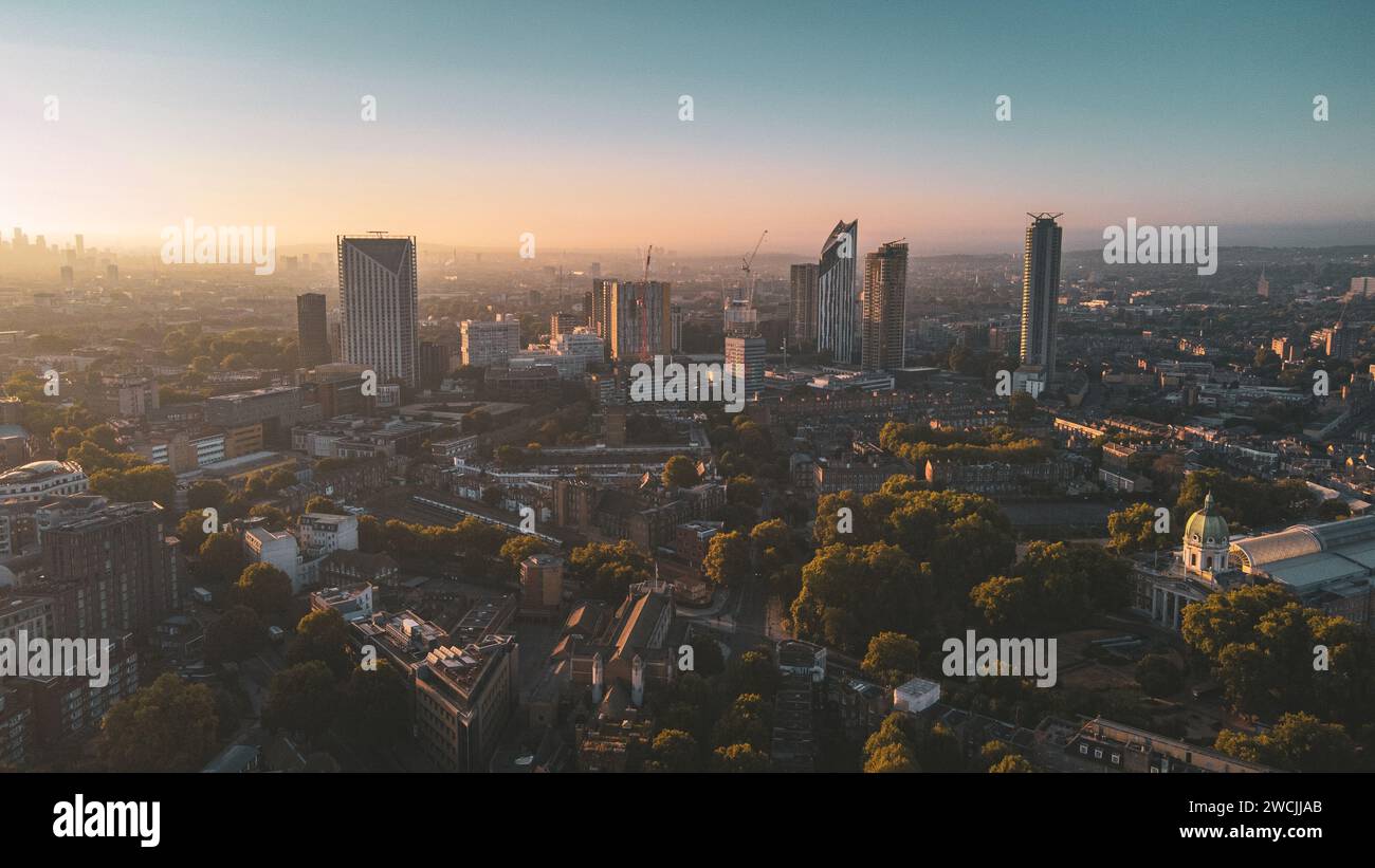 Ein Luftbild, das eine atemberaubende Stadtlandschaft zeigt, beleuchtet von einer fesselnden Reihe von Lichtern Stockfoto