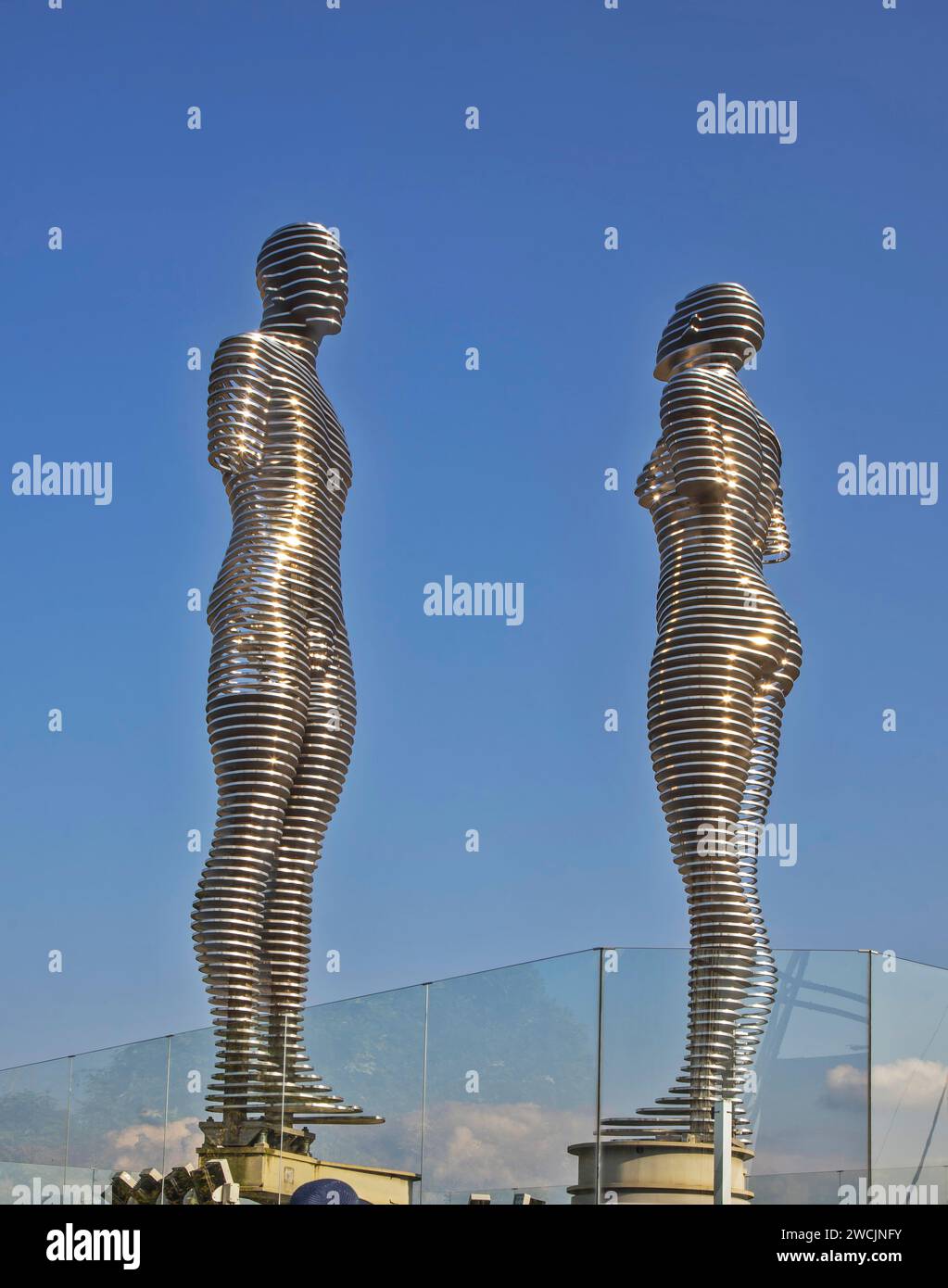 Statue von Ali und Nino (Mann und Frau) am Damm in Batumi. Republik Adjara. Georgien Stockfoto