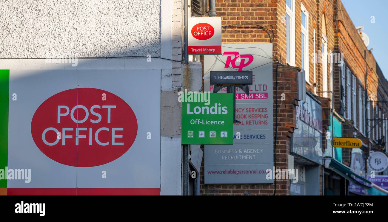 Schilder vor einem Postamt in London, Großbritannien. Die Untersuchung des fehlerhaften IT-Systems der Post wird 24 Jahre nach der ersten Strafverfolgung fortgesetzt Stockfoto