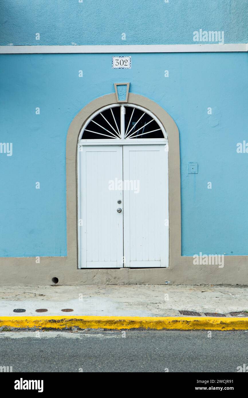 Traditionelle weiße Doppeltüren mit blauer Wandfassade San Juan, Puerto Rico Stockfoto