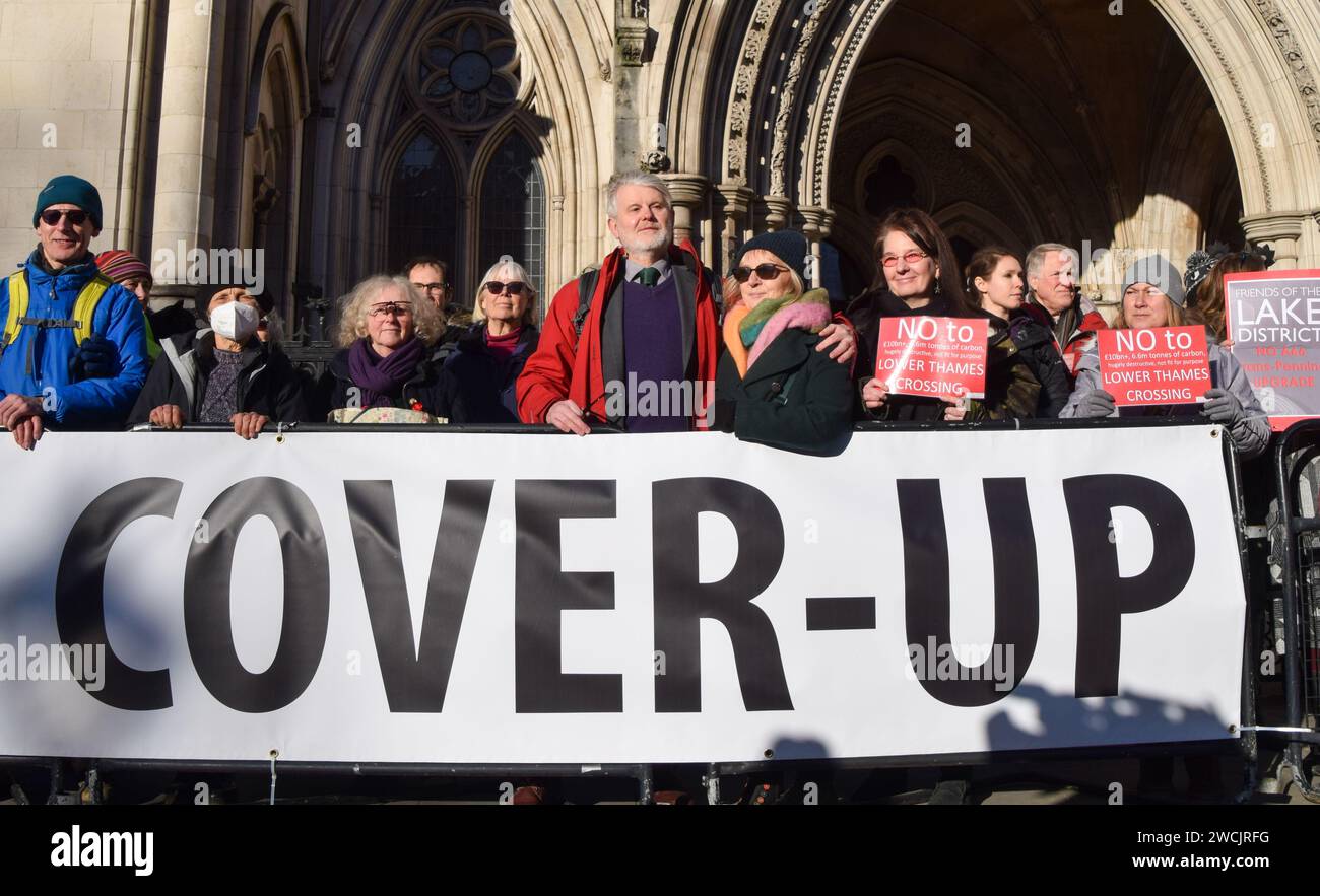 London, Großbritannien. Januar 2024. Dr. Andrew Boswell steht mit seiner Frau und seinen Unterstützern vor den Royal Courts of Justice, als seine rechtliche Klage gegen drei neue große Straßenverkehrsvorhaben in Norfolk beginnt. In der Rechtsstreitigkeit wird behauptet, dass das Ministerium für Verkehr und nationale Autobahnen die Auswirkungen der Regelungen auf den Klimawandel nicht angemessen berücksichtigt habe. Quelle: Vuk Valcic/Alamy Live News Stockfoto