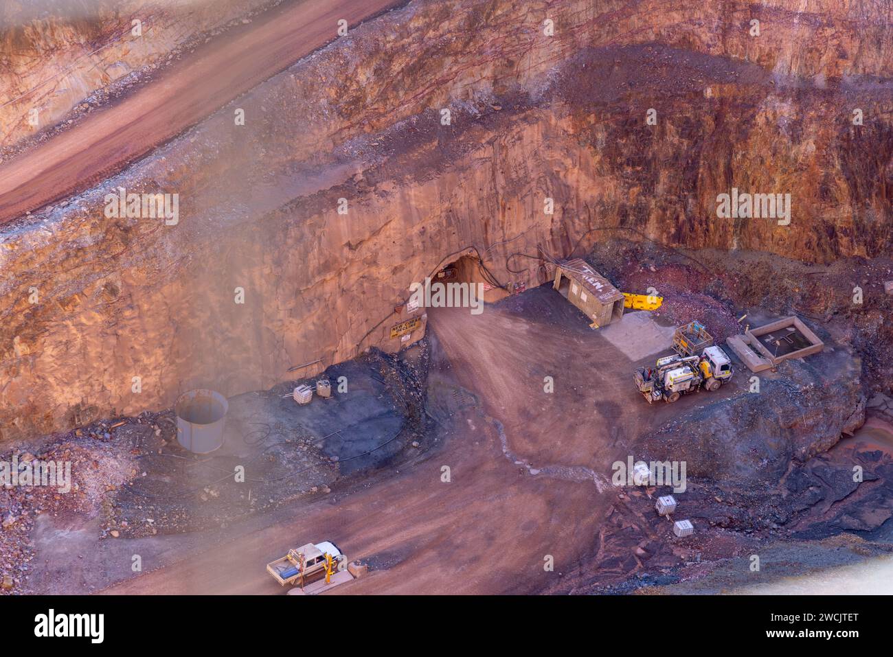 Blick auf die Cobar Mine von der Aussichtsplattform am Fort Bourke Hill Aussichtspunkt. Gold- und Mineralbergbau in Central West NSW Australien. Stockfoto