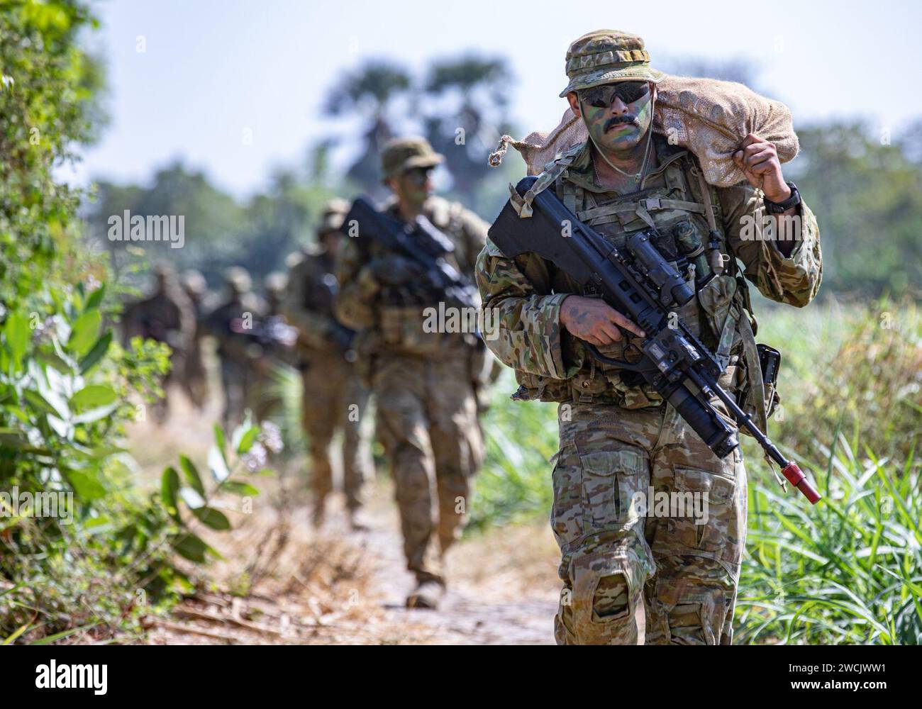 Eine Gruppe australischer Soldaten bewegt sich während des Feuertrainings während der Übung Garuda Shield zu ihrem Ziel. Stockfoto