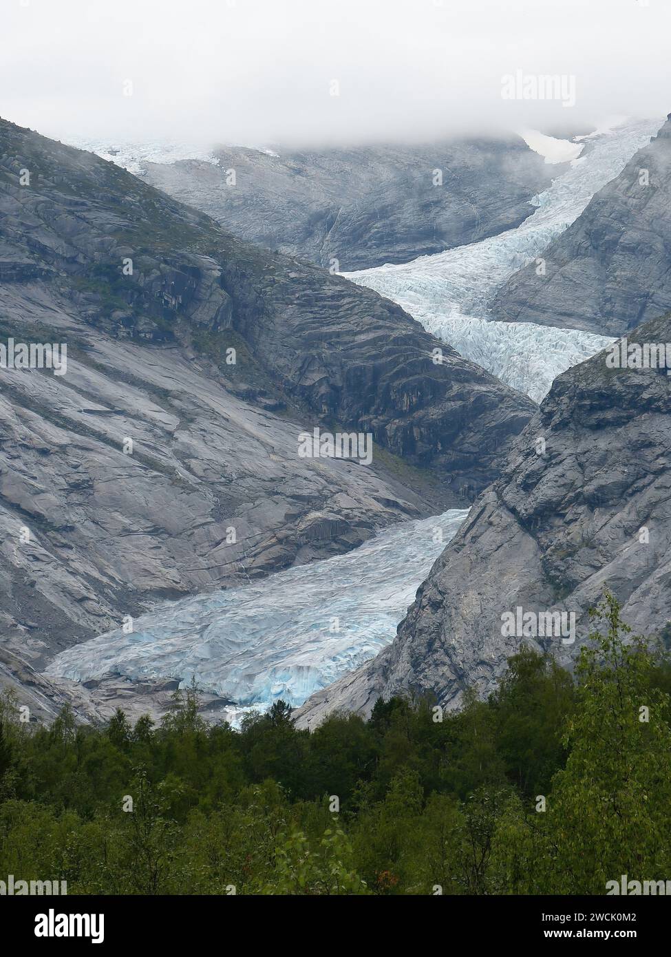 Blick auf einen ausgehenden Gletscher mit Eisfall in Norwegen. Stockfoto