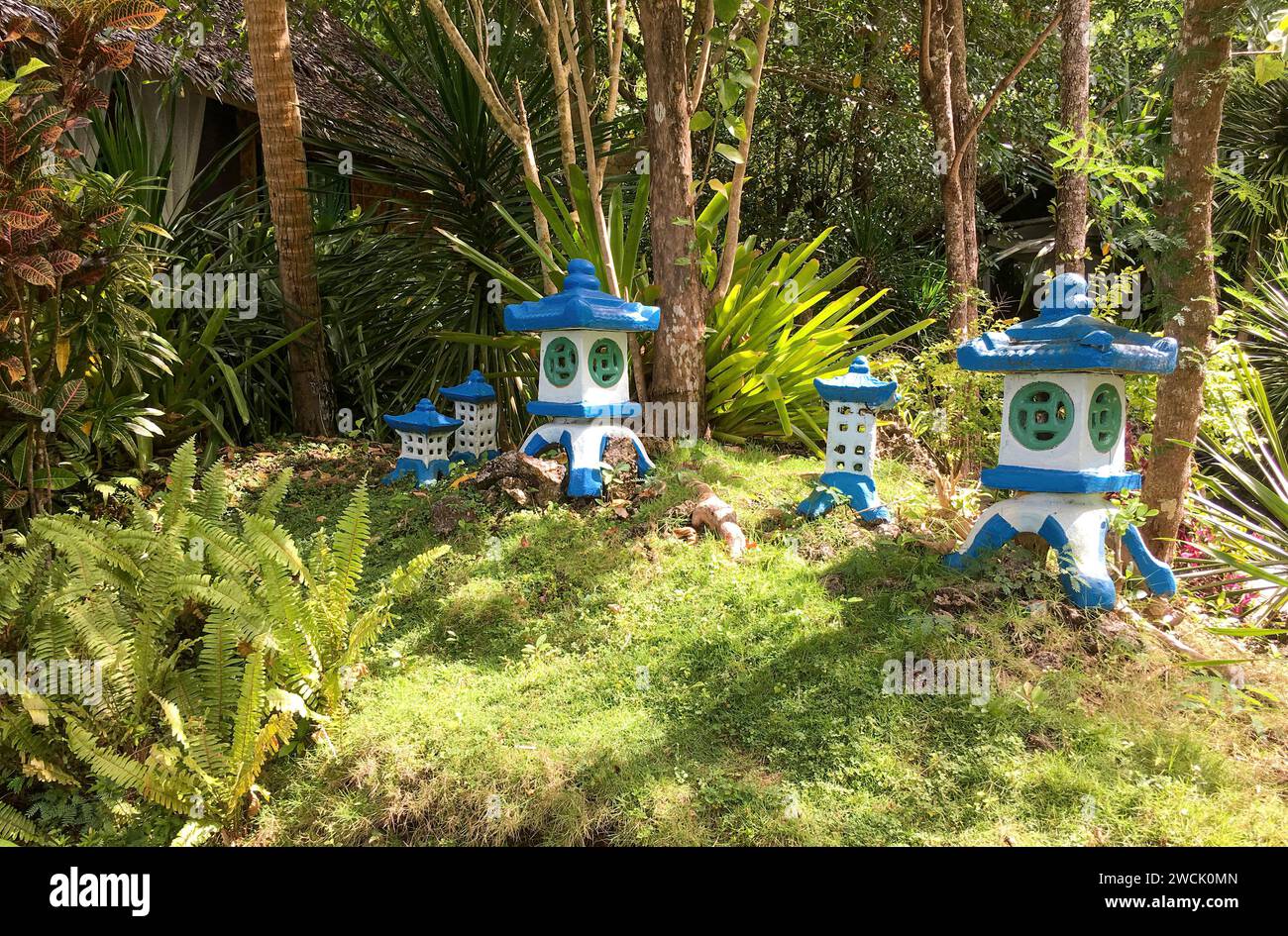 Blick auf einen asiatischen Garten mit dekorativen Elementen und kleinen dekorativen Pavillons Stockfoto