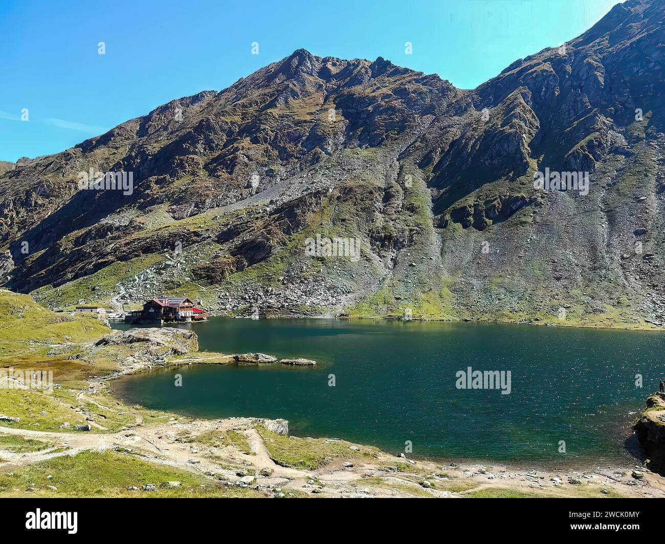 Blick auf den Balea-See in Rumänien mit Haus und Bergen Stockfoto