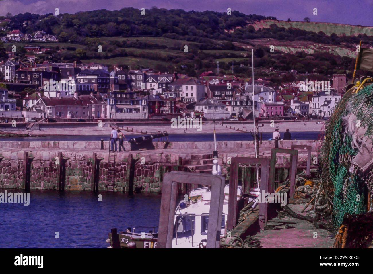 Lyme Regis Harbour 2002. Dieses Bild wurde von der Originalfolie aufgenommen. Stockfoto