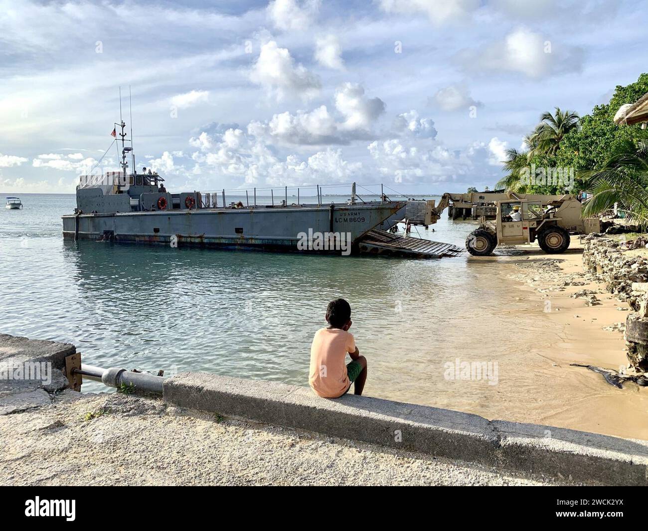 Ein Marshall-Islander beobachtet, wie Seabees Materialien und Werkzeuge auf dem Kwajalein-Atoll in der Republik der Marshallinseln abladen. (49059732531). Stockfoto