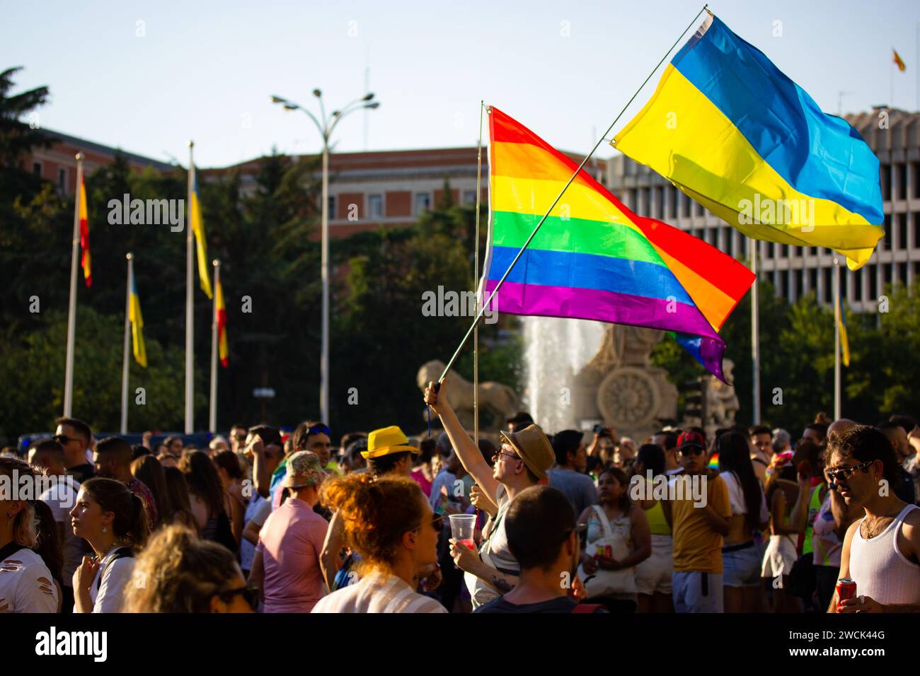 Madrid, Spanien. 3. Juli 2022 viele Menschen in der Menge, Jugendliche haben Spaß im Pride Month. Schwulenparade-Festival. LGBT-Symbole, Regenbogenfahne und ukrainische Fahnen. Stockfoto