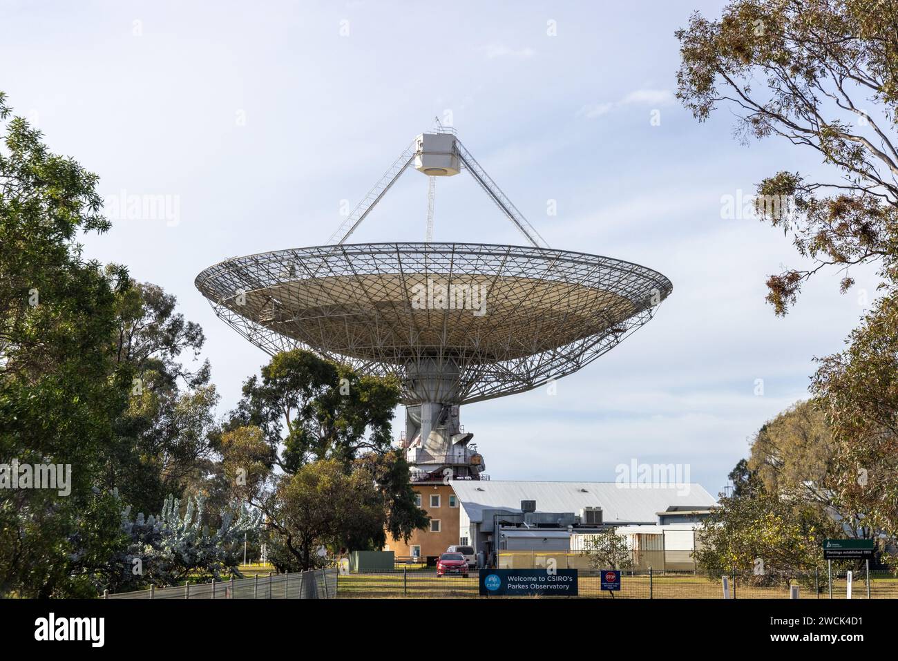 CSIRO Parkes Radio Telescope, auch bekannt als „The Dish“ am Parkes Radio Astonomy Observatory in NSW Australien Stockfoto