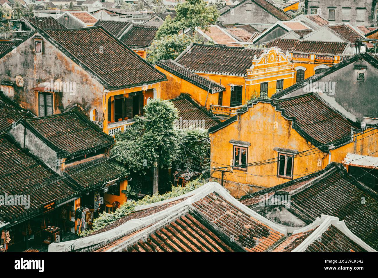 Blick auf den zentralen Teil der historischen Stadt Hoi an von einem Dach Stockfoto Blick auf den zentralen Teil der historischen Stadt Hoi an von einem Dach Stockfoto