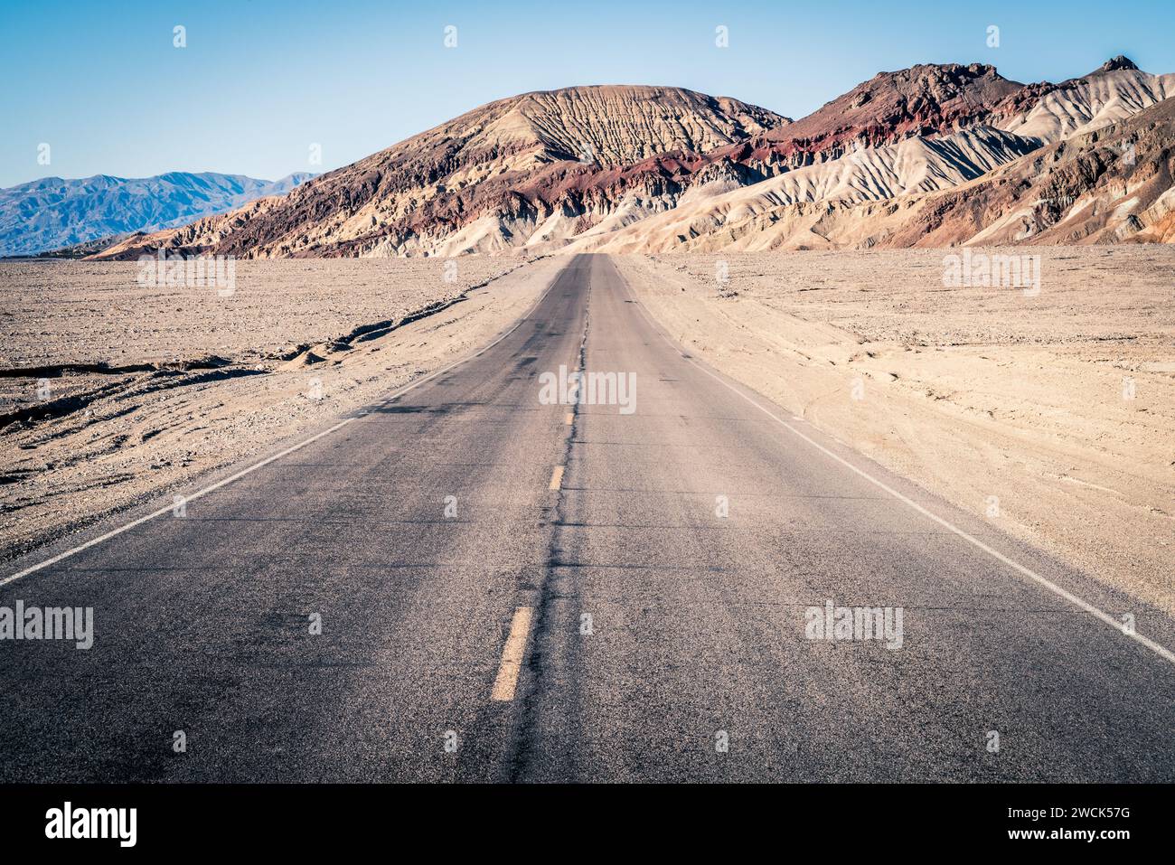 Straße in der Nähe des Badwater Basin im Death Valley National Park in Kalifornien Stockfoto