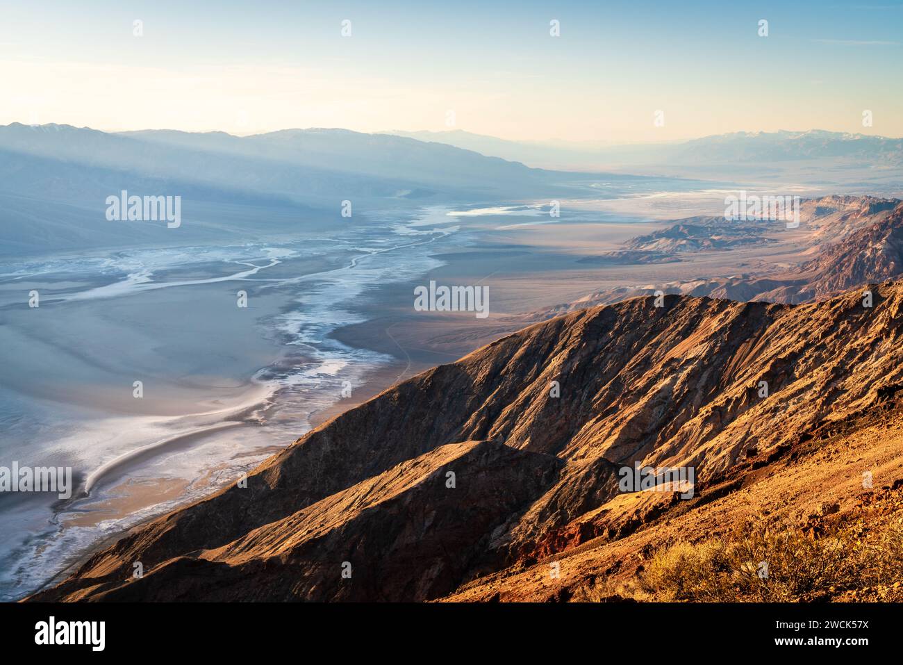 Panoramablick auf Salzflächen von Dantes View im Death Valley National Park in Kalifornien Stockfoto