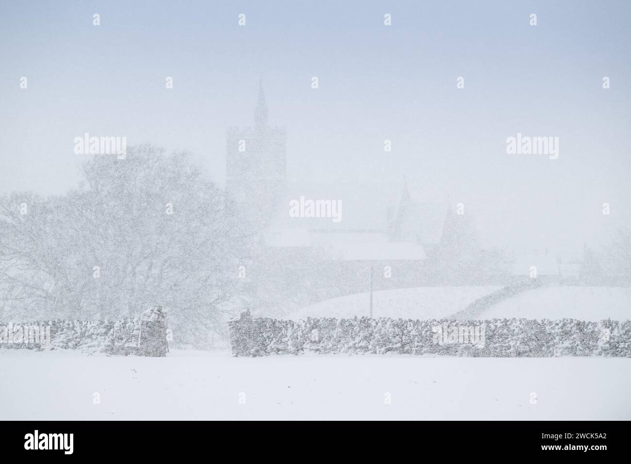 16. Januar 2024 - Wetter - die Pfarrkirche St Margarets, Hawes, North Yorkshire, durchquert gerade den Schneesturm, der die kleine Dales Marktort am Kopf von Wensleydale umfasste. Quelle: Wayne HUTCHINSON/Alamy Live News Stockfoto