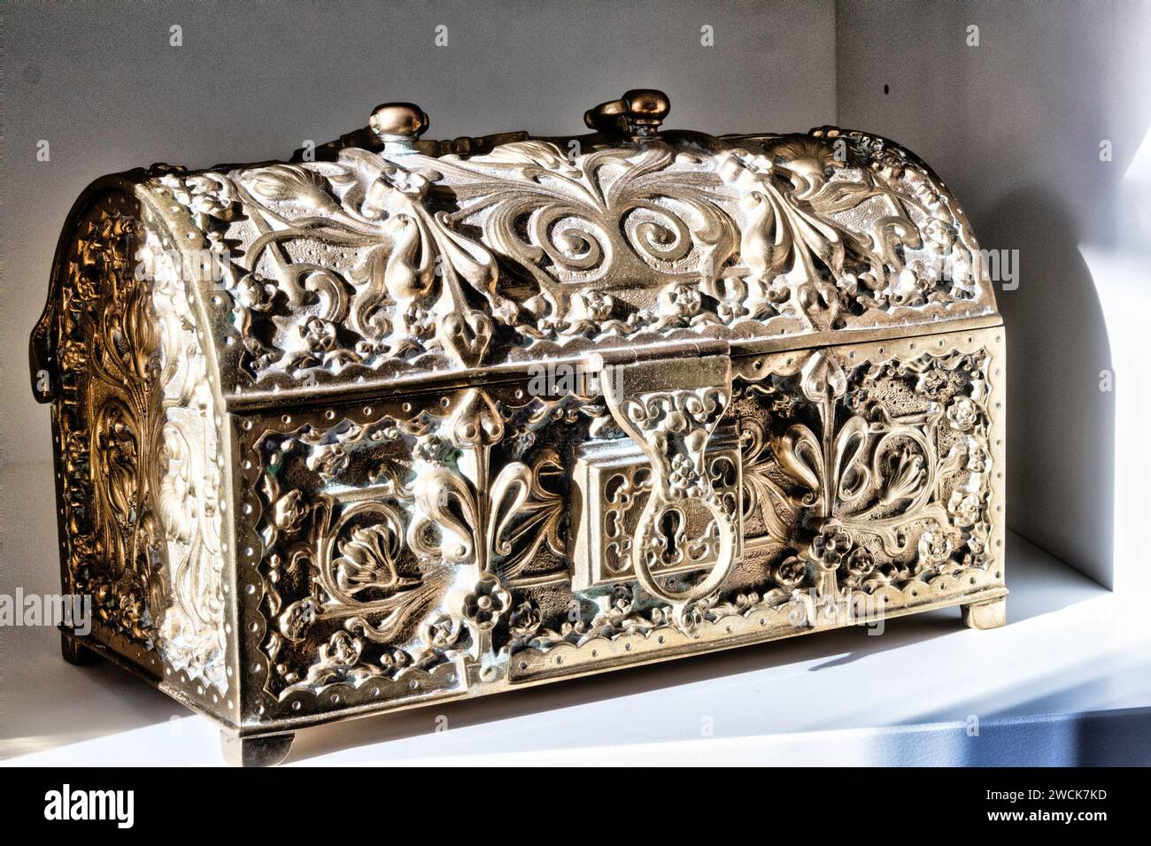 Antikes Messing Mitte des Jahrhunderts florales Design Schmuckkachtel Stockfoto