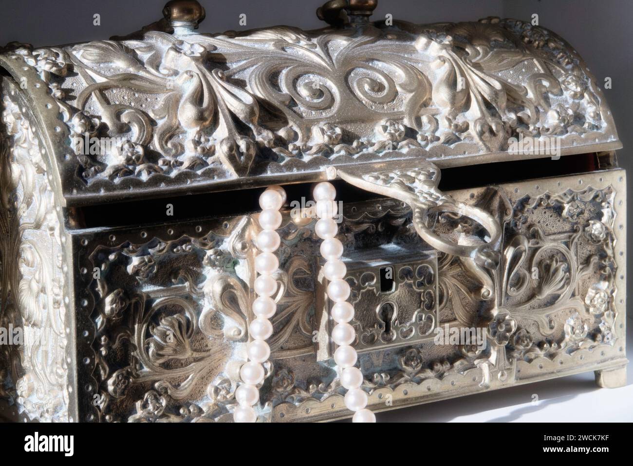 Antikes Messing Mitte des Jahrhunderts florales Design Schmuckkachtel Stockfoto