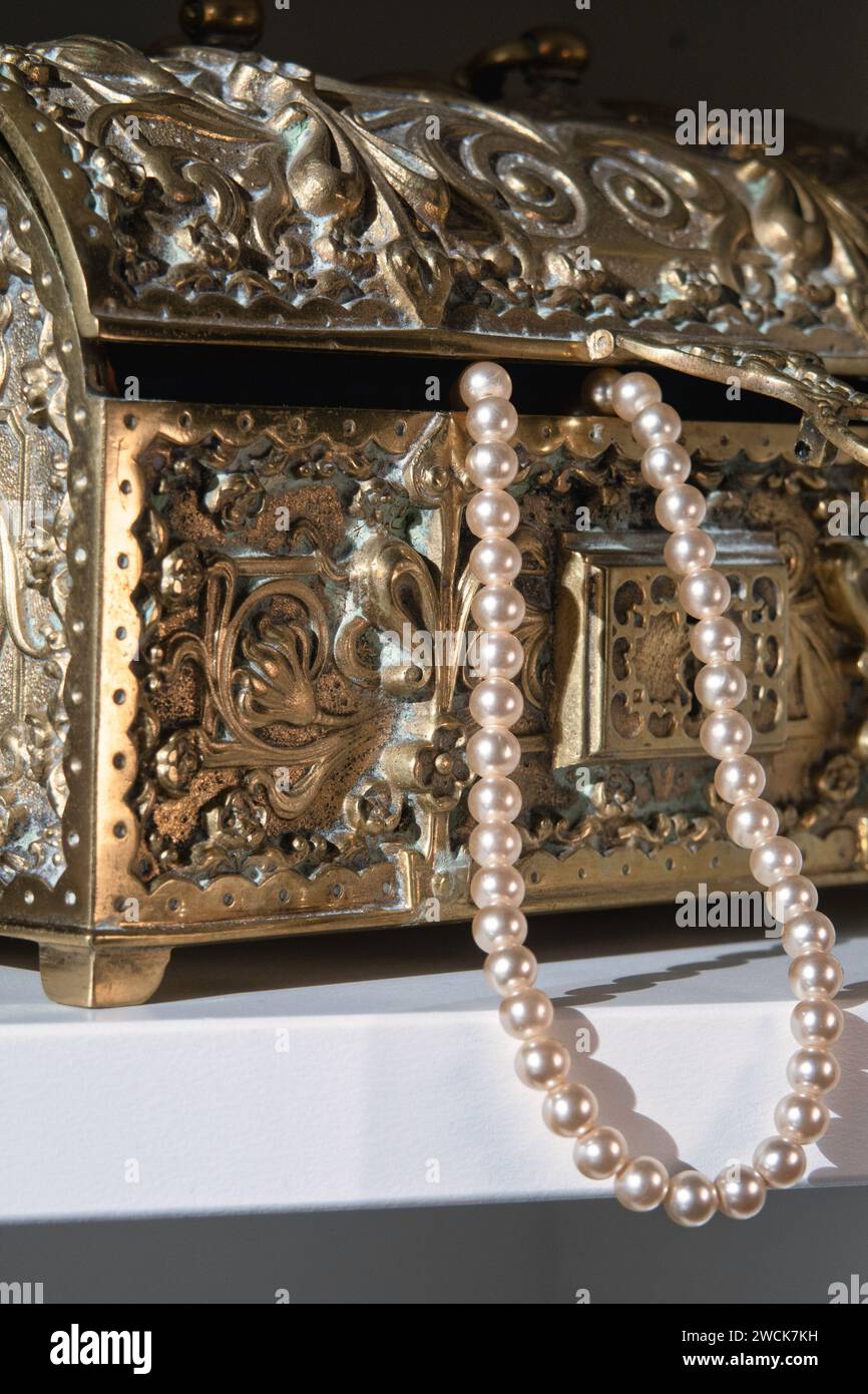 Antikes Messing Mitte des Jahrhunderts florales Design Schmuckkachtel Stockfoto