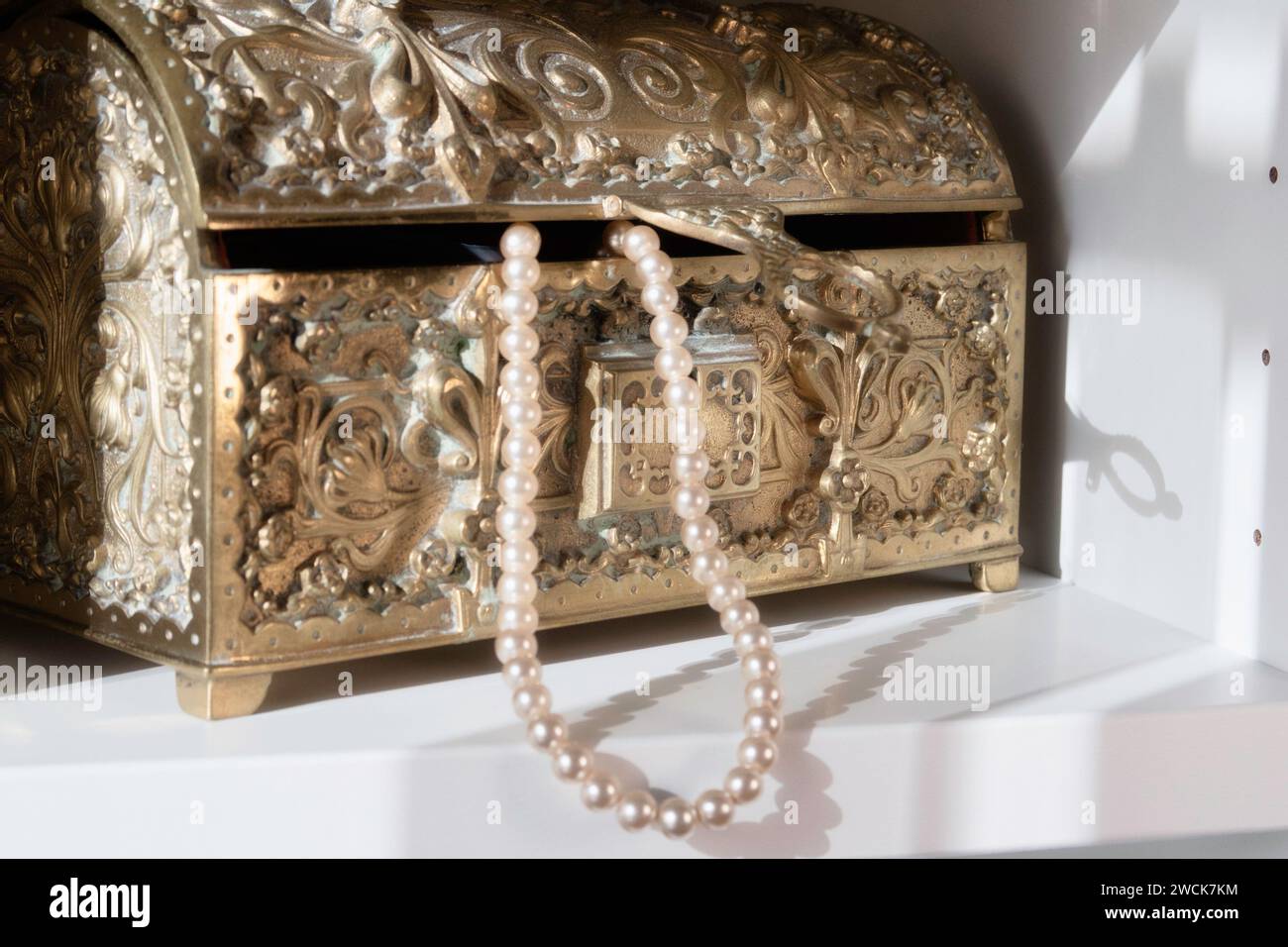 Antikes Messing Mitte des Jahrhunderts florales Design Schmuckkachtel Stockfoto