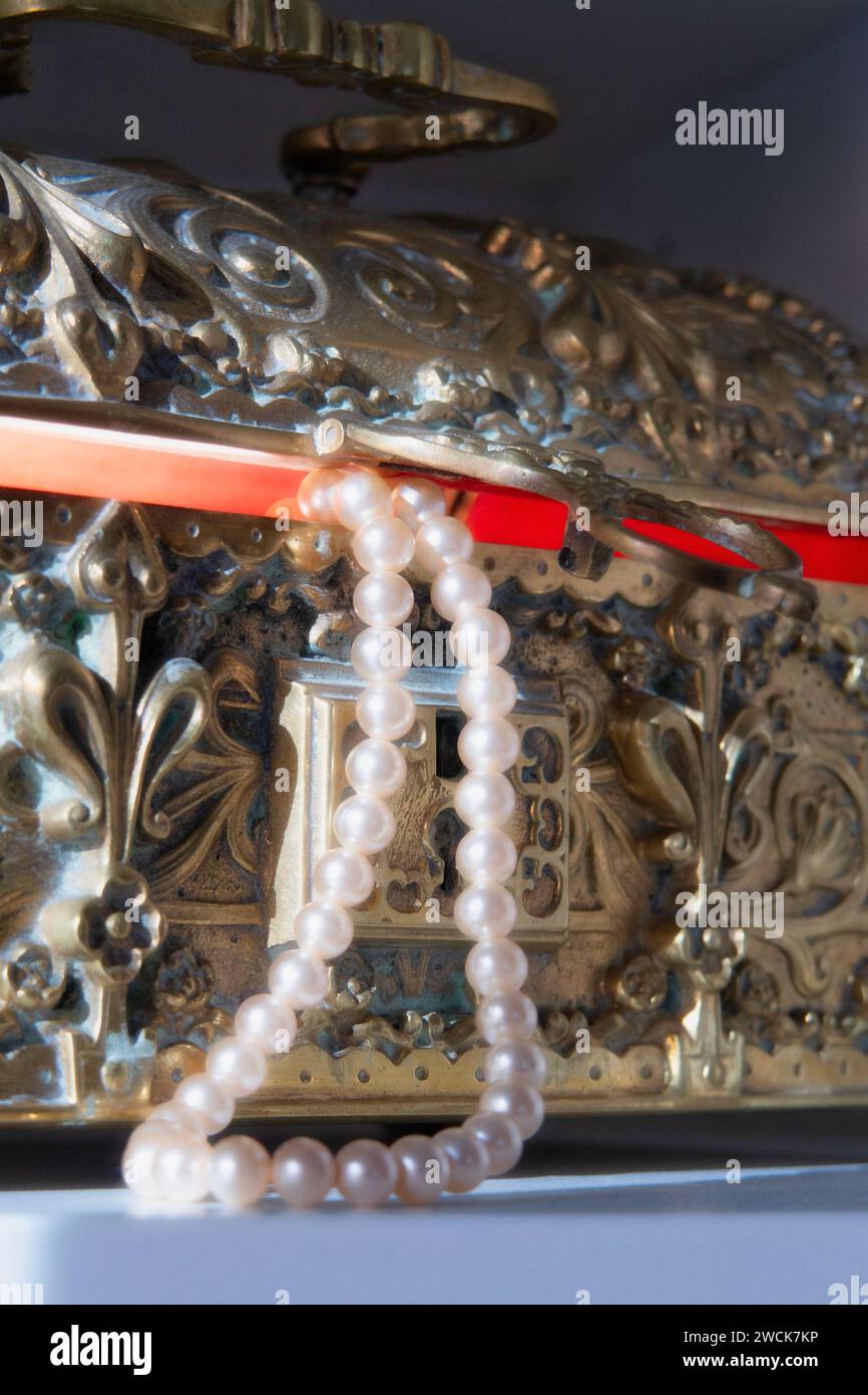 Antikes Messing Mitte des Jahrhunderts florales Design Schmuckkachtel Stockfoto