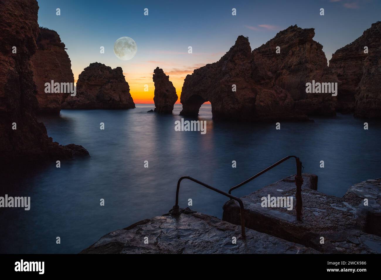 Eine malerische Szene mit felsigen Stufen, die in Portugal ins Meer führen Stockfoto
