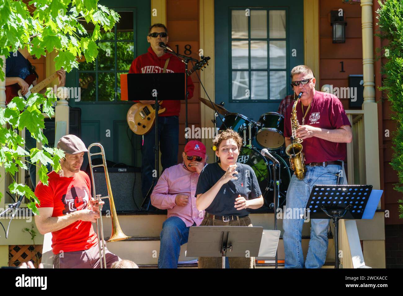 Somerville, MA, 13. Mai 2018: Das lokale Musikfestival Porchfest zieht Menschenmassen in die Stadtteile, um lokale Musik zu hören. Stockfoto